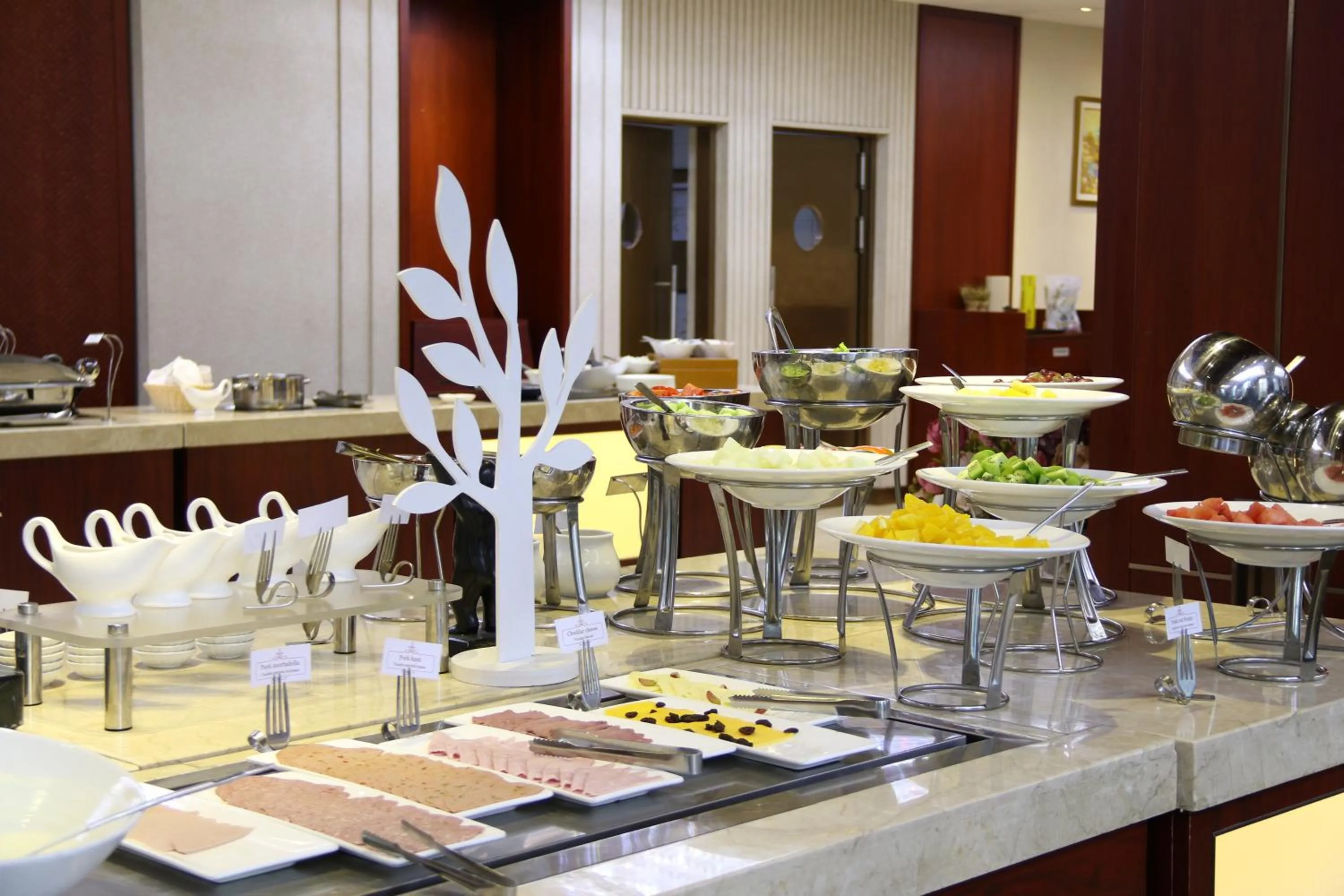 Restaurant/places to eat in Kempinski Hotel Khan Palace