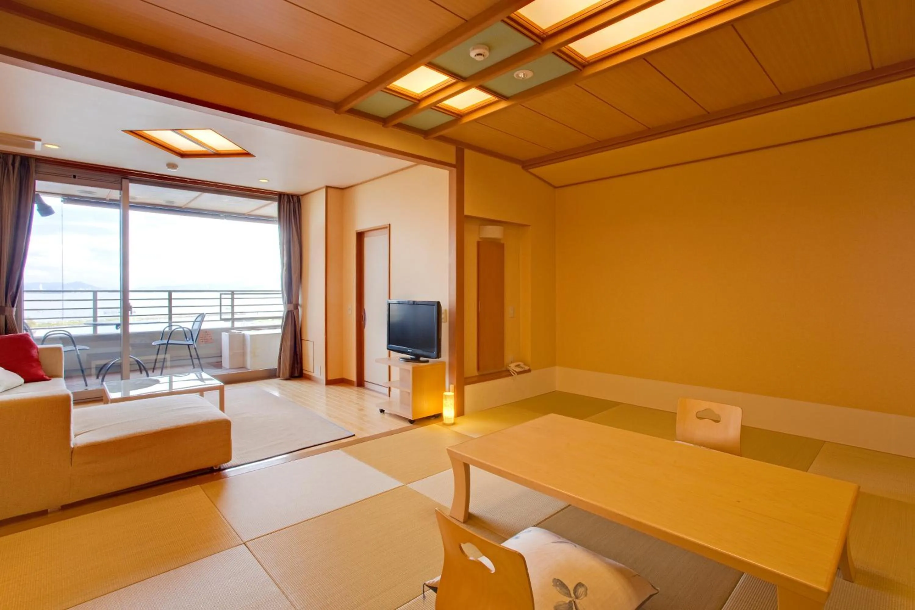 Photo of the whole room in Biwako Ryokusuitei
