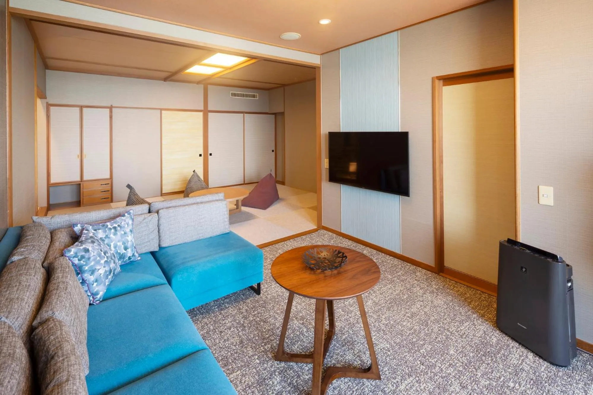 Living room in Biwako Ryokusuitei