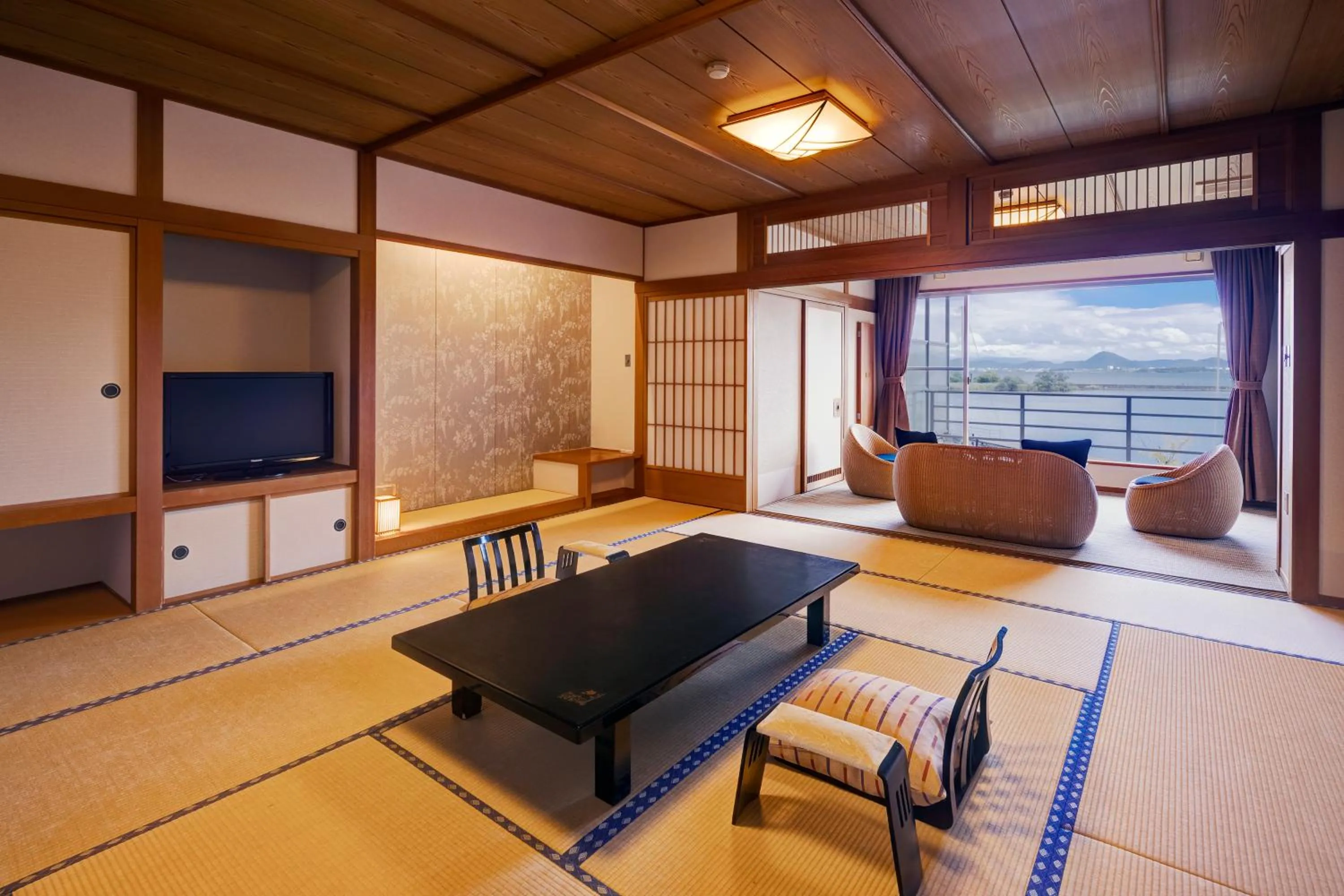 Living room in Biwako Ryokusuitei