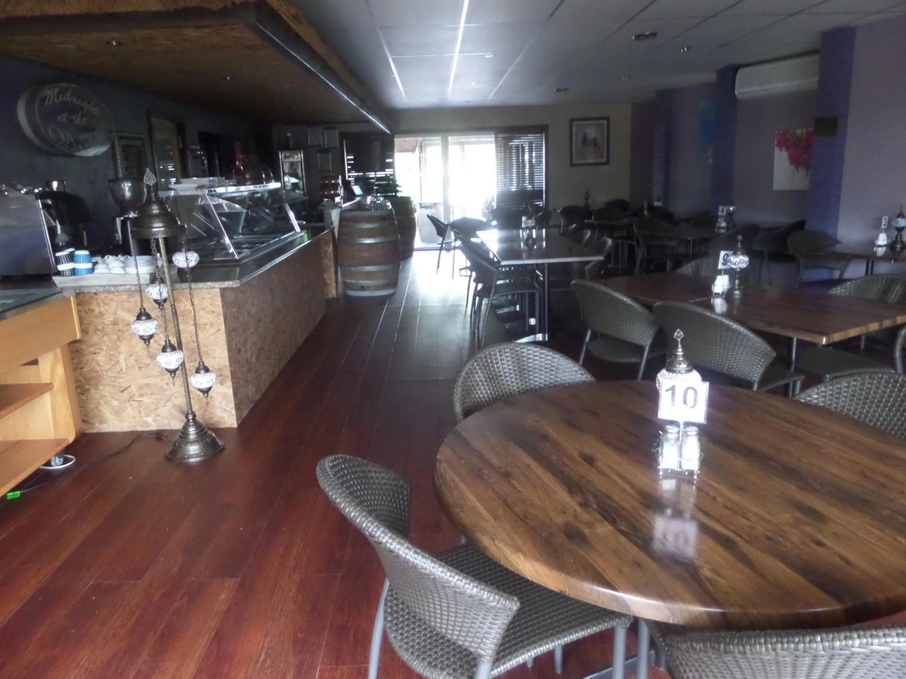 Restaurant/places to eat in Motel Oasis