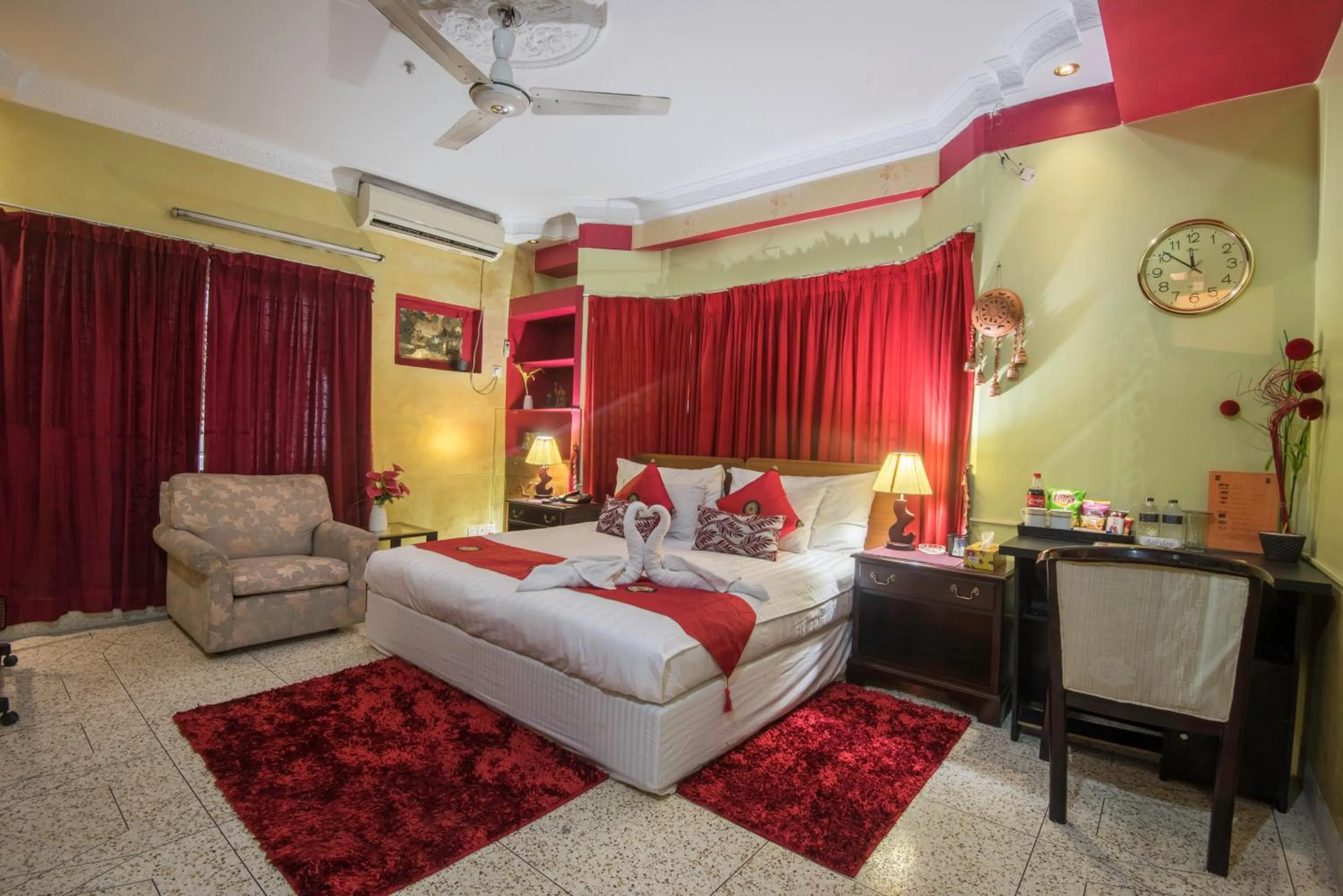 Kitchen or kitchenette, Bed in Babylon Hotel & Serviced Apartment