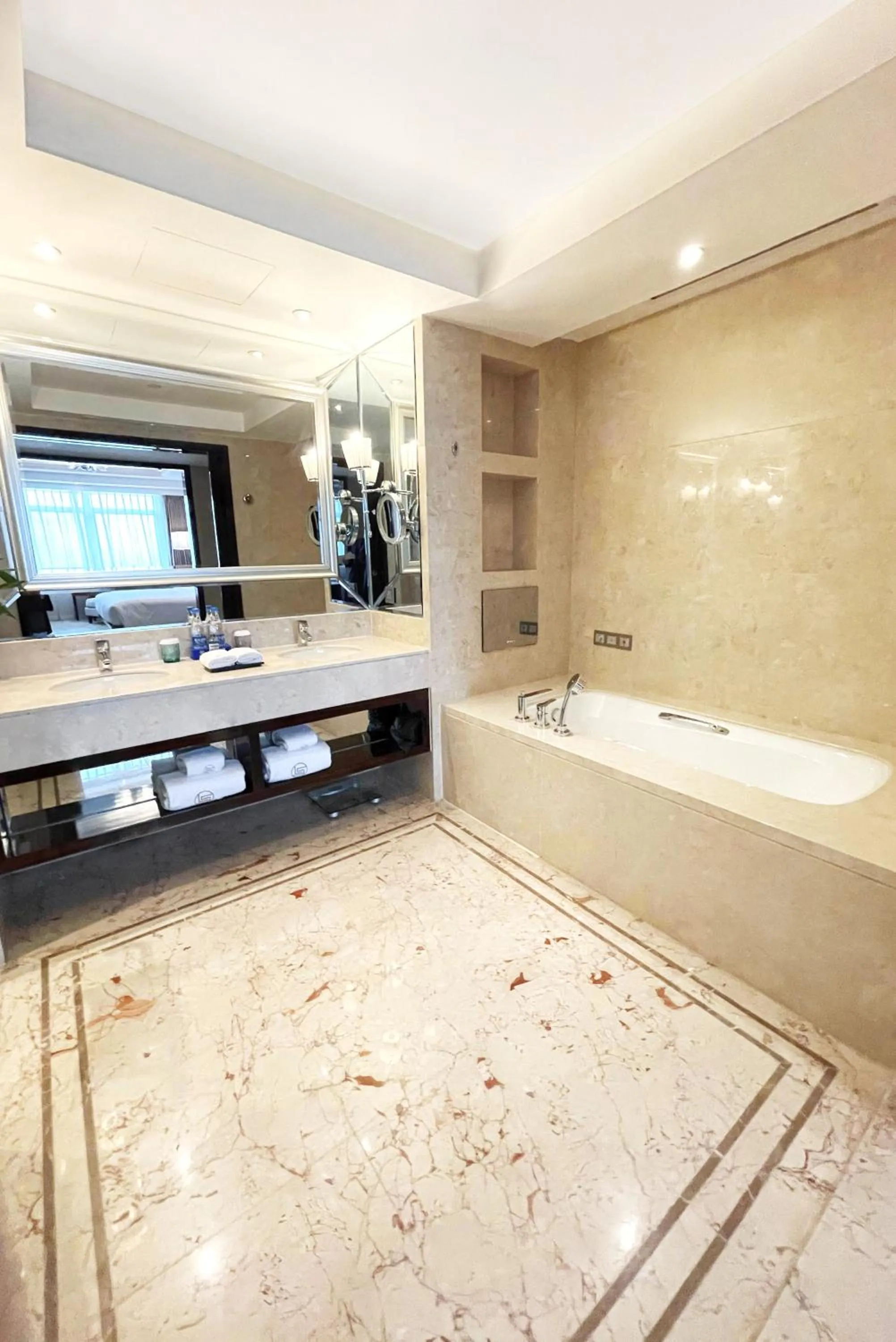 Bathroom in Lv Shou Hotel