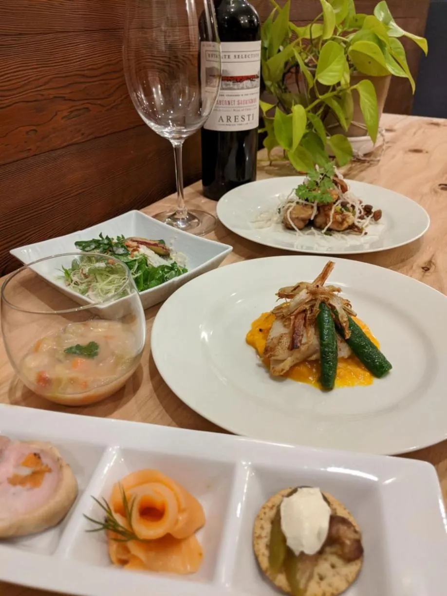 Dinner in White Tree Log House Madarao Tangram