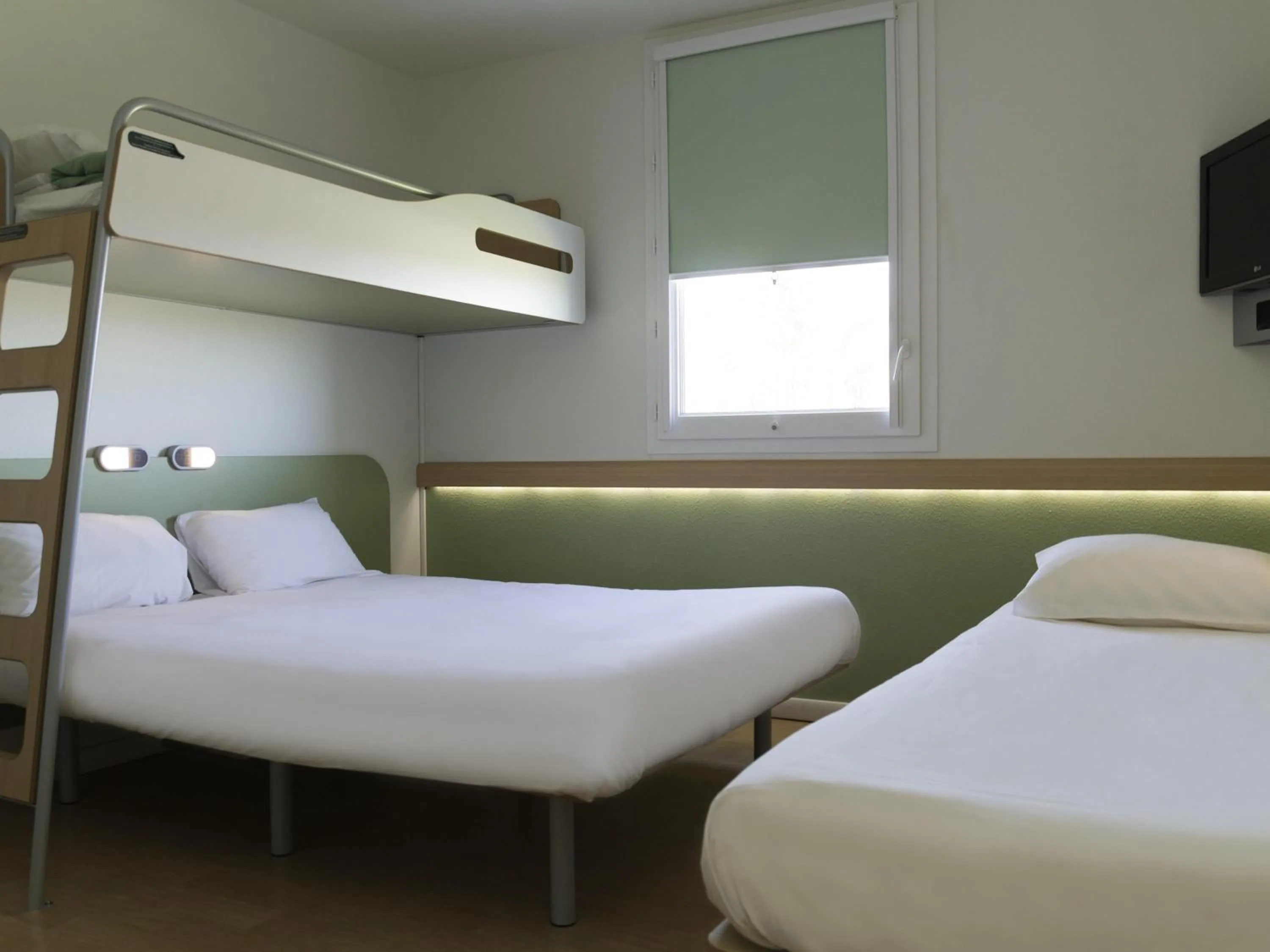 Bedroom, Bed in ibis budget Romorantin