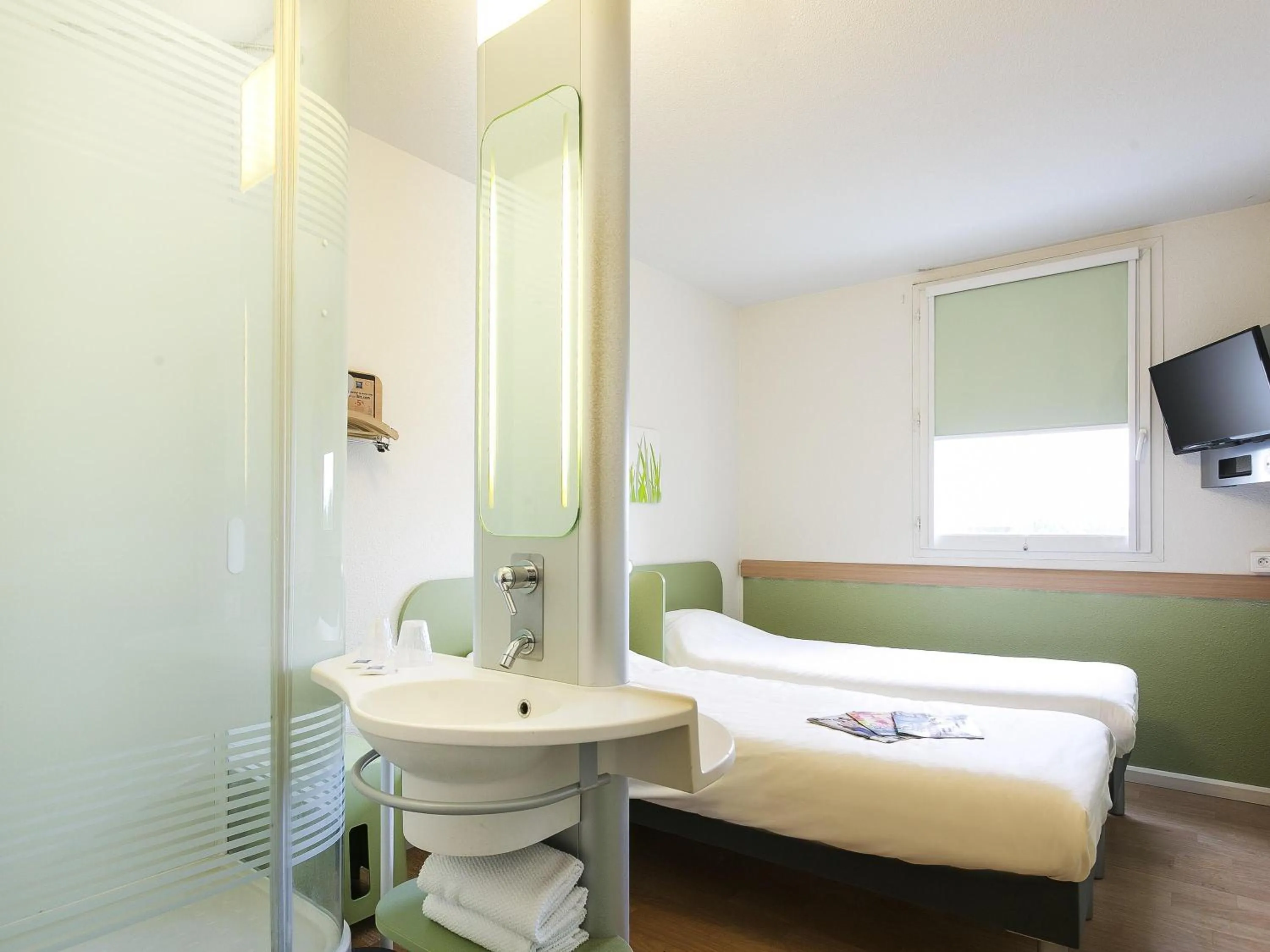 Bedroom, Bed in ibis budget Romorantin