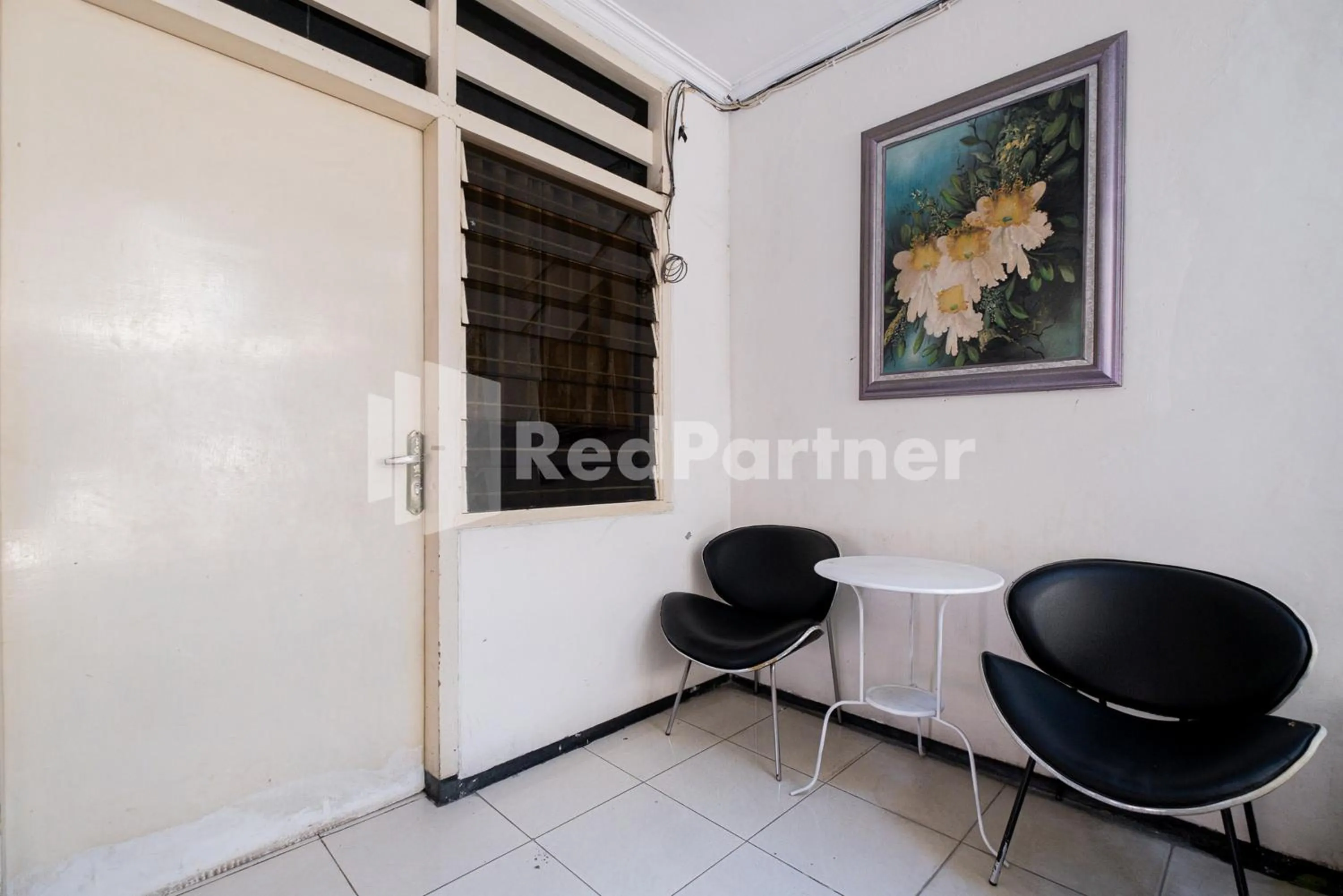 Seating area in Dukuh Kupang Residence Mitra RedDoorz