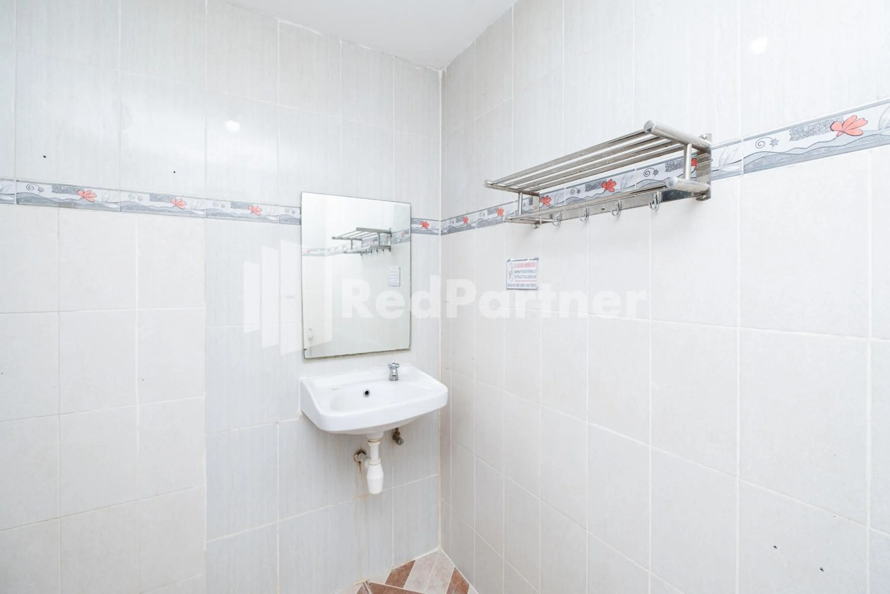 Bathroom in Dukuh Kupang Residence Mitra RedDoorz