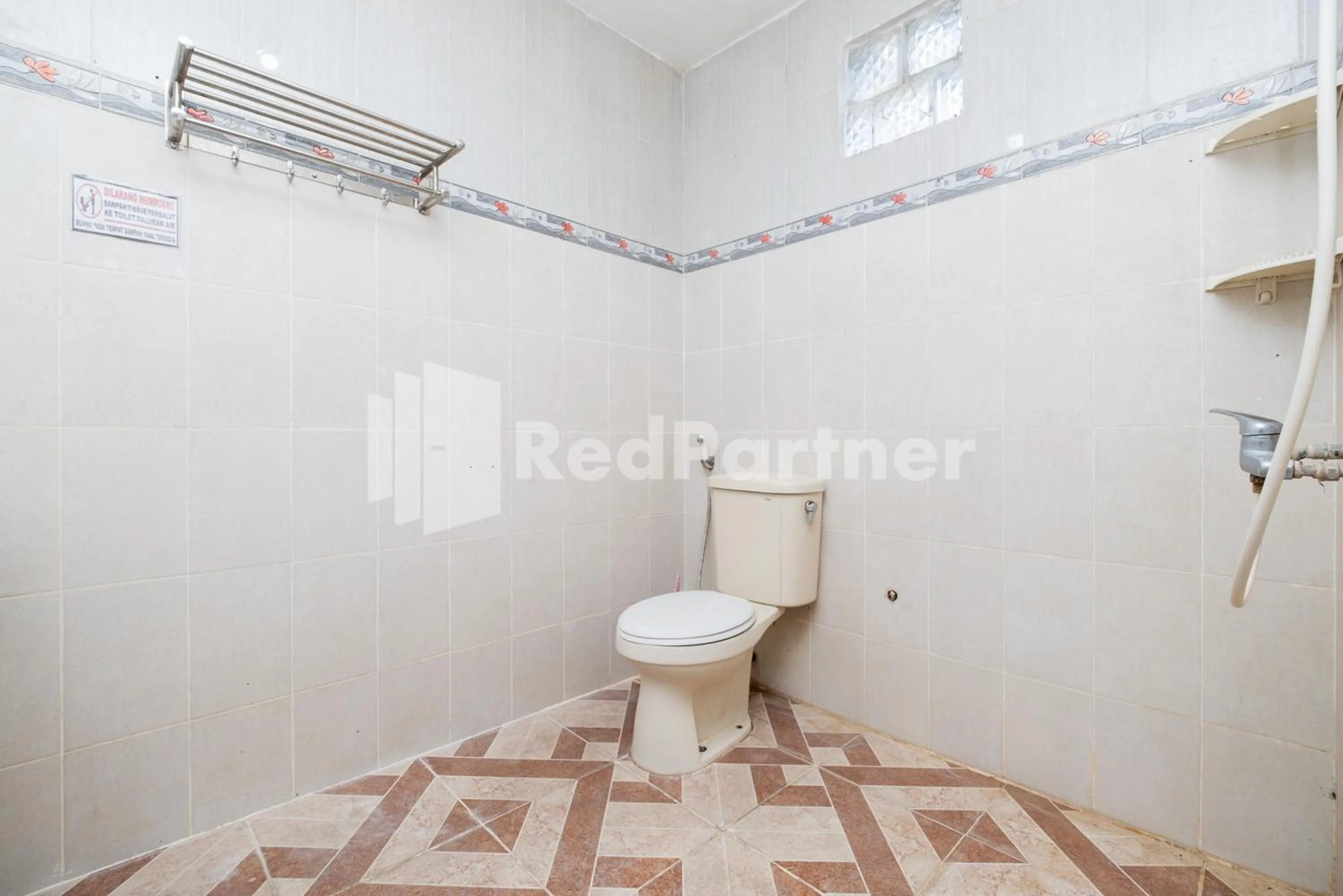 Bathroom in Dukuh Kupang Residence Mitra RedDoorz