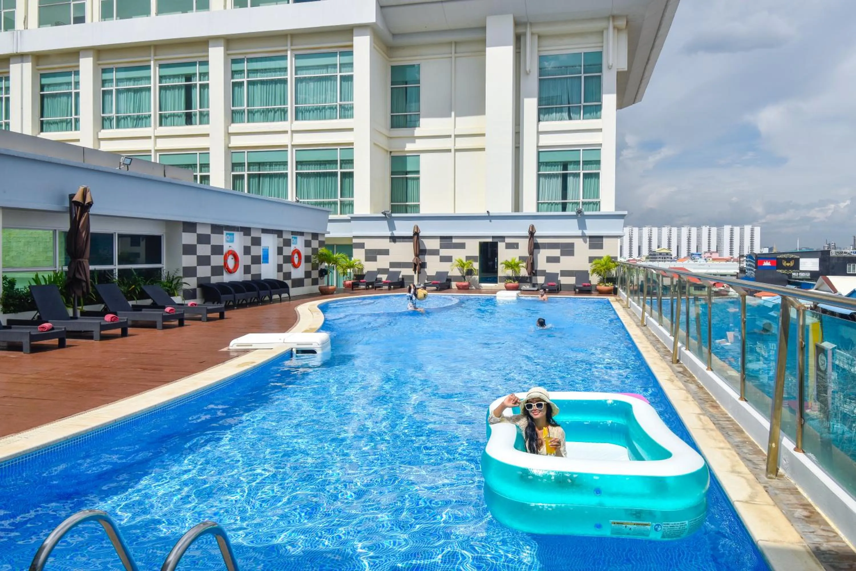 Swimming pool in Dara Airport Hotel
