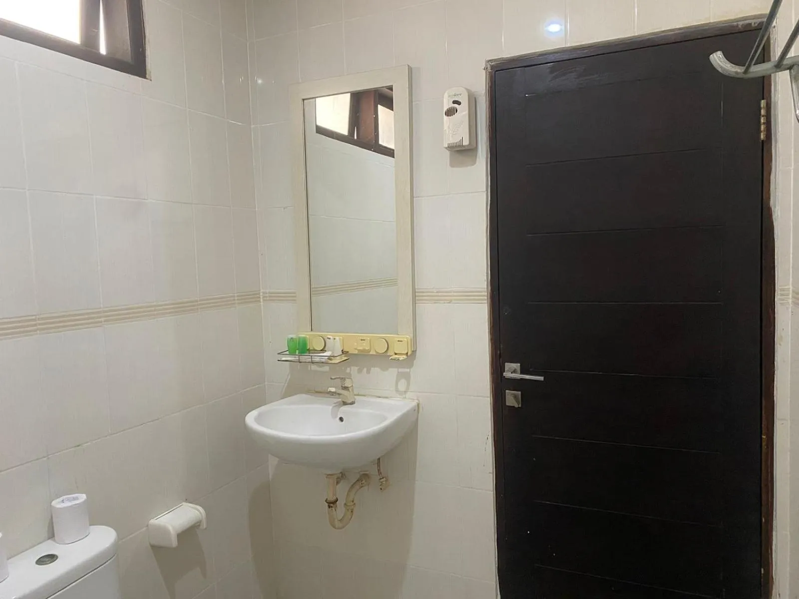 Bathroom in Dedy Beach Inn