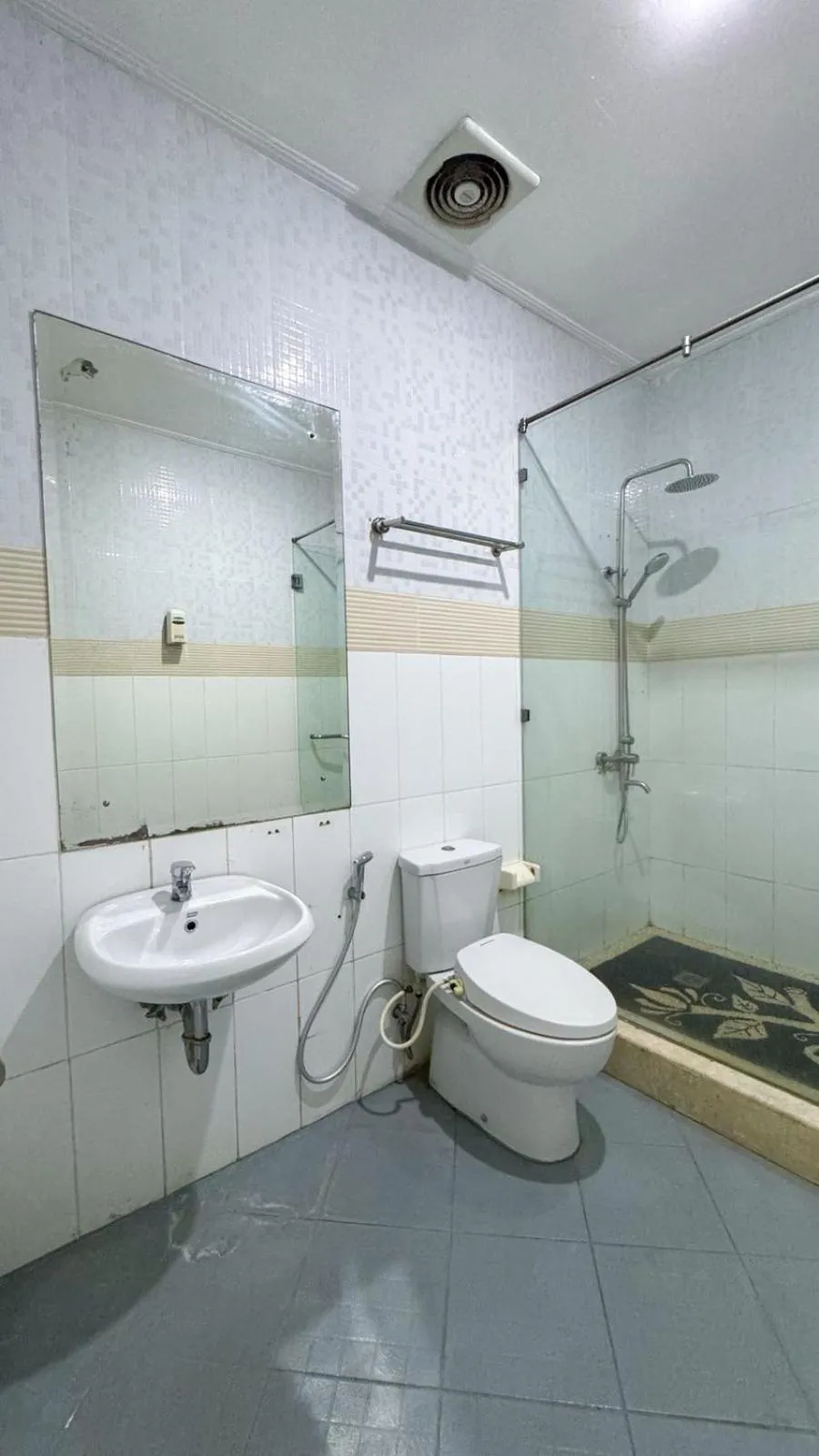 Shower in Dedy Beach Inn