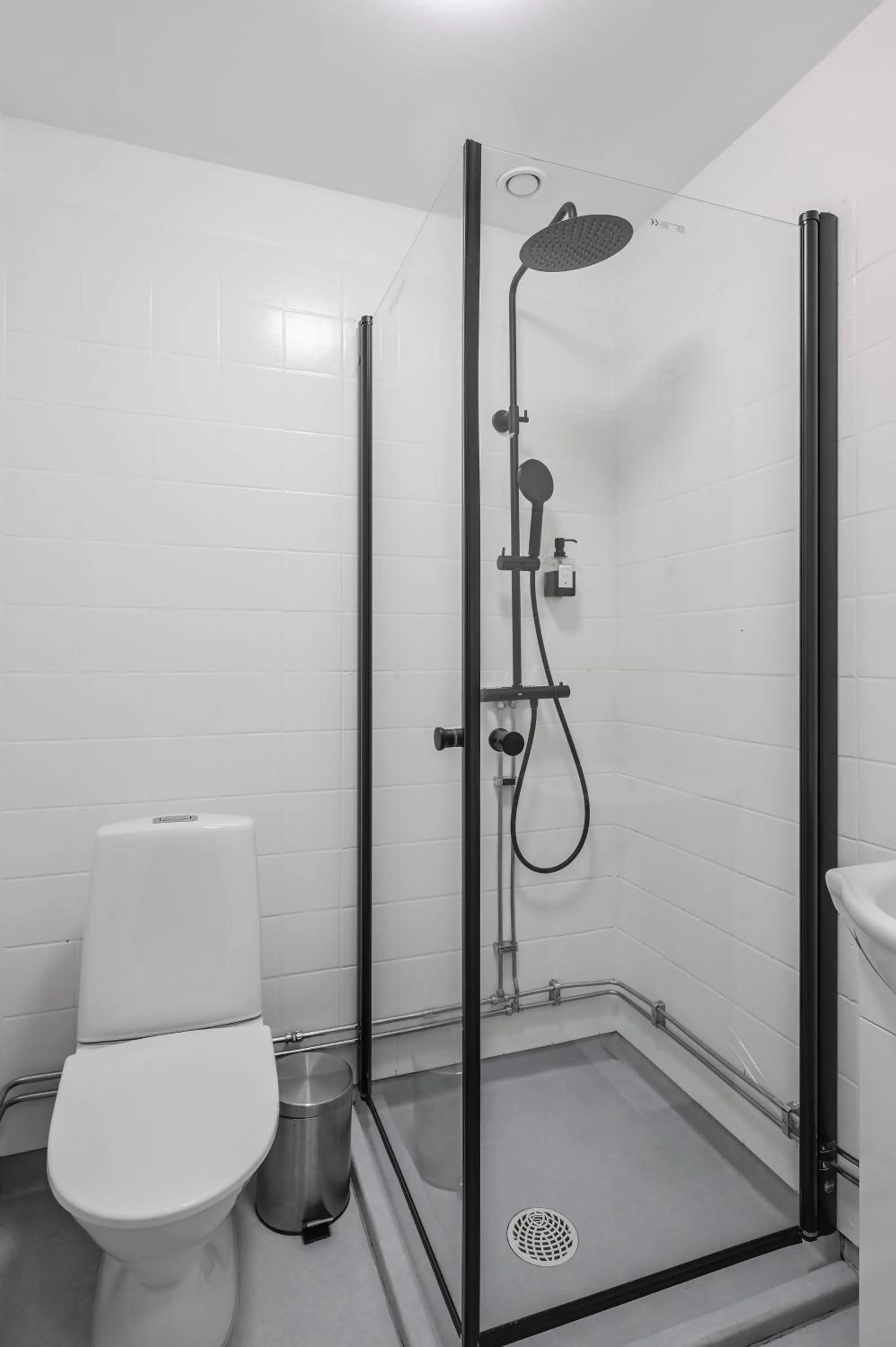 Shower in Hotel Bema