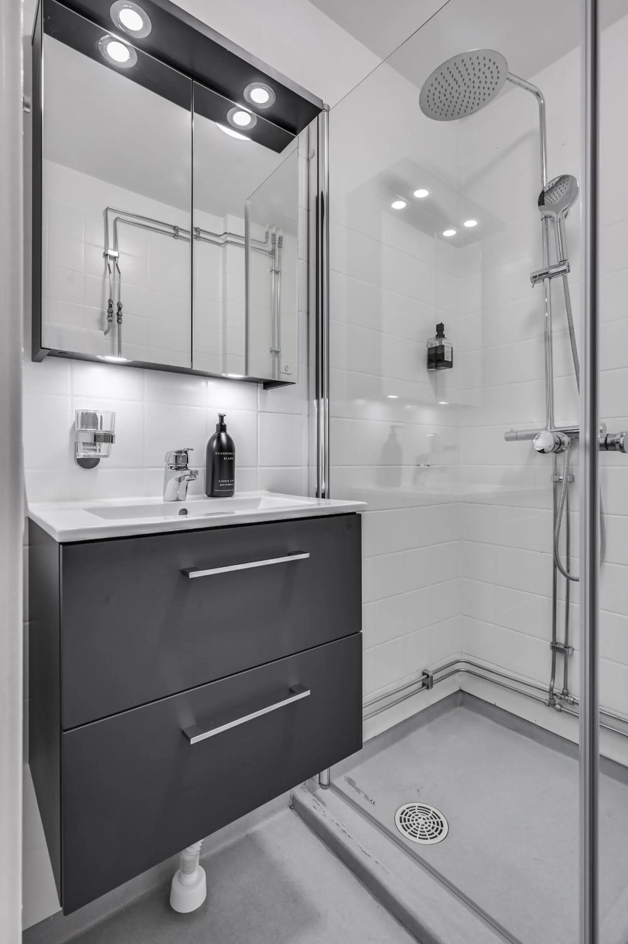 Shower in Hotel Bema