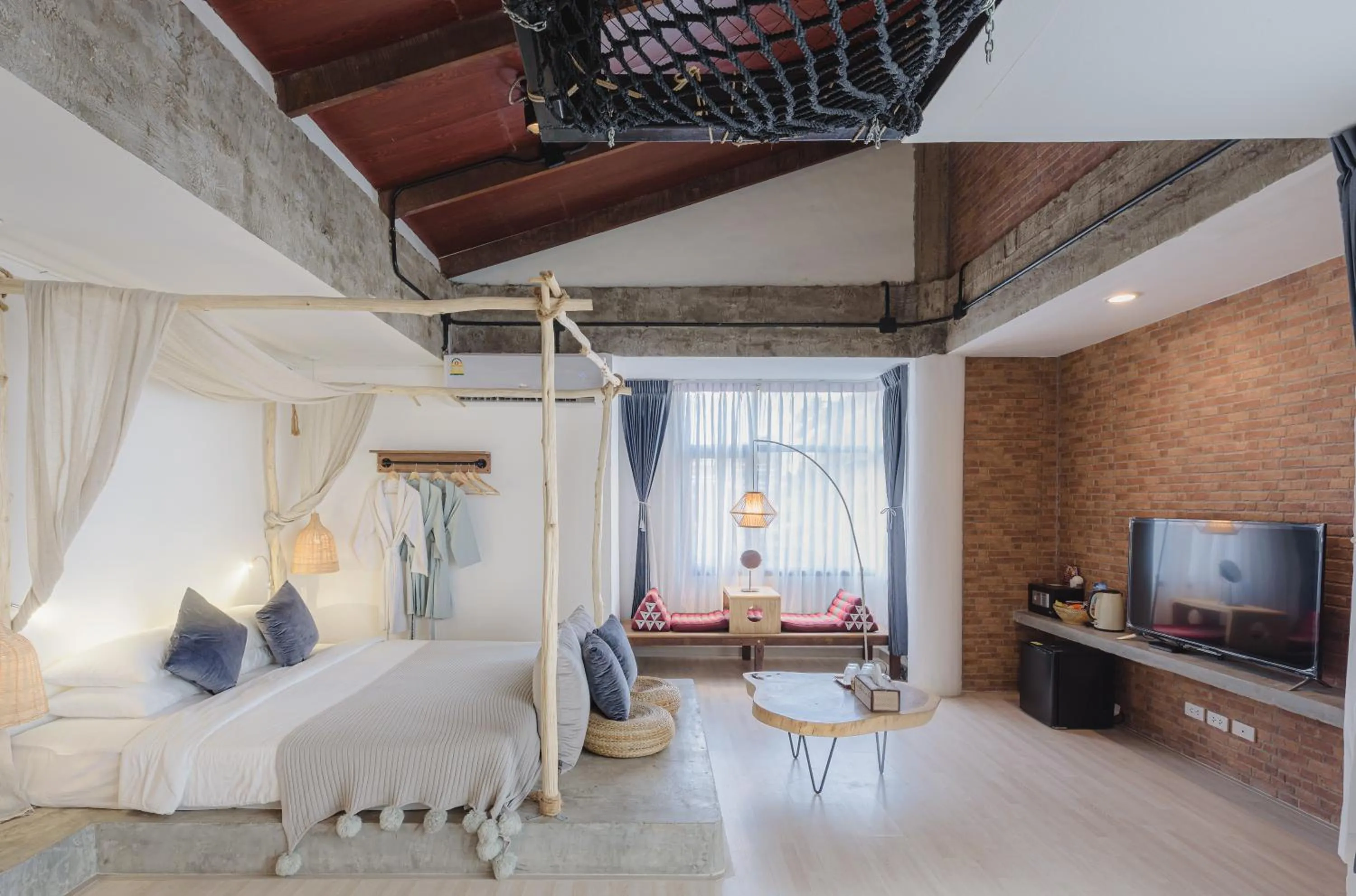 Photo of the whole room, Bed in YOLO Bangkok Boutique Hotel