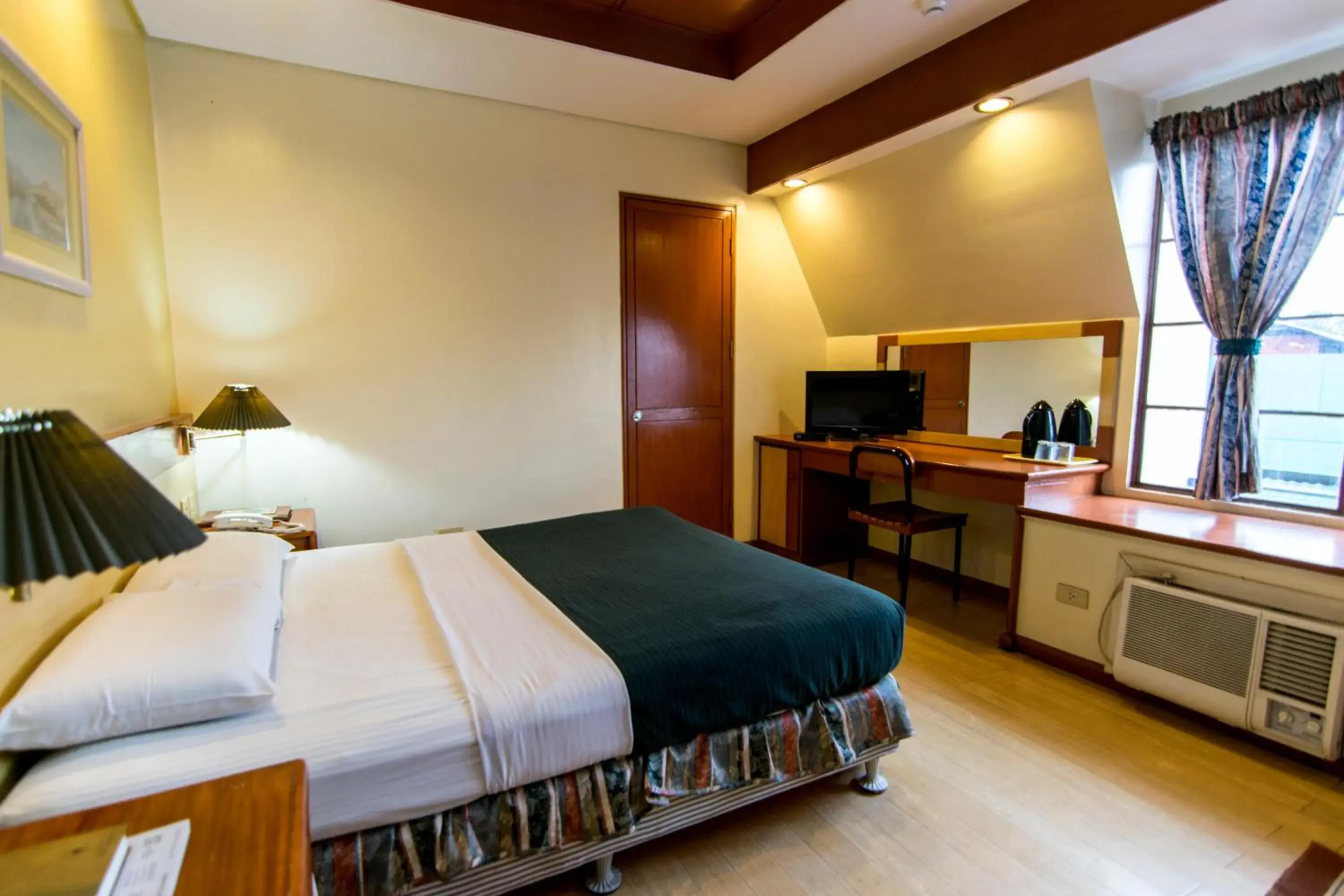 Deluxe Double Room in The Manor Hotel Deluxe Double Room in The Manor Hotel