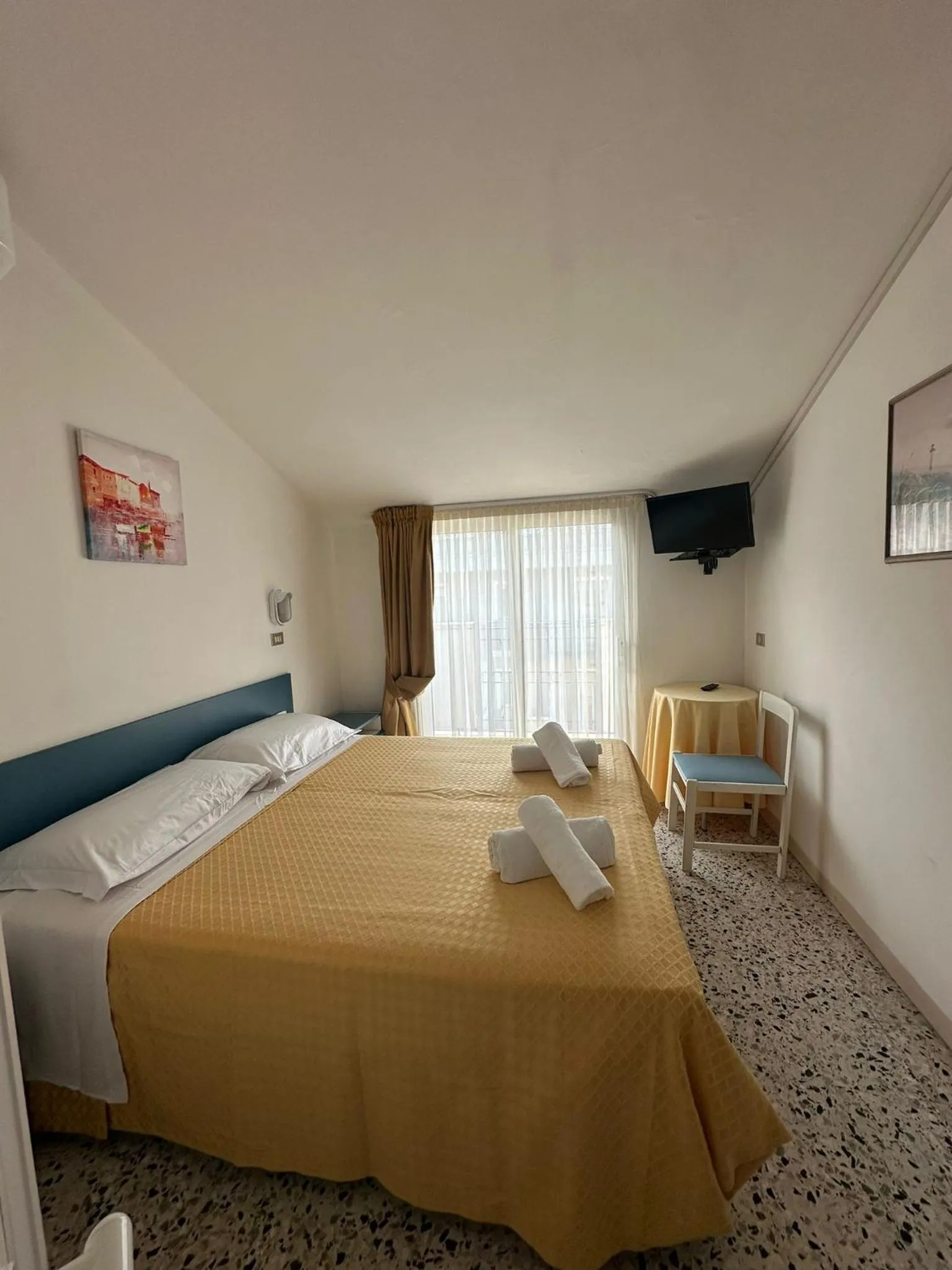 Communal lounge/ TV room, Bed in Hotel Till