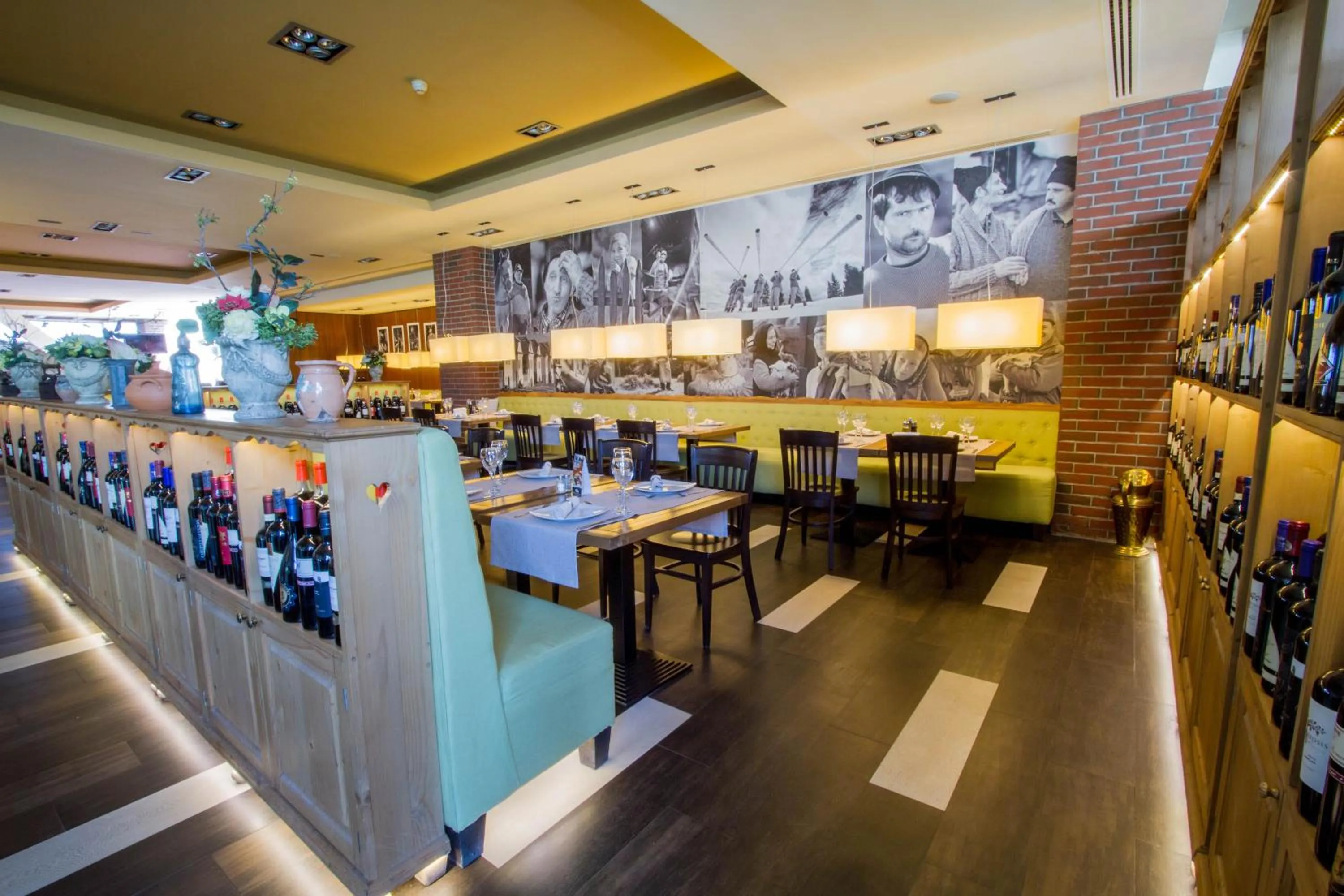 Breakfast, Restaurant/Places to Eat in Ramada by Wyndham Brasov