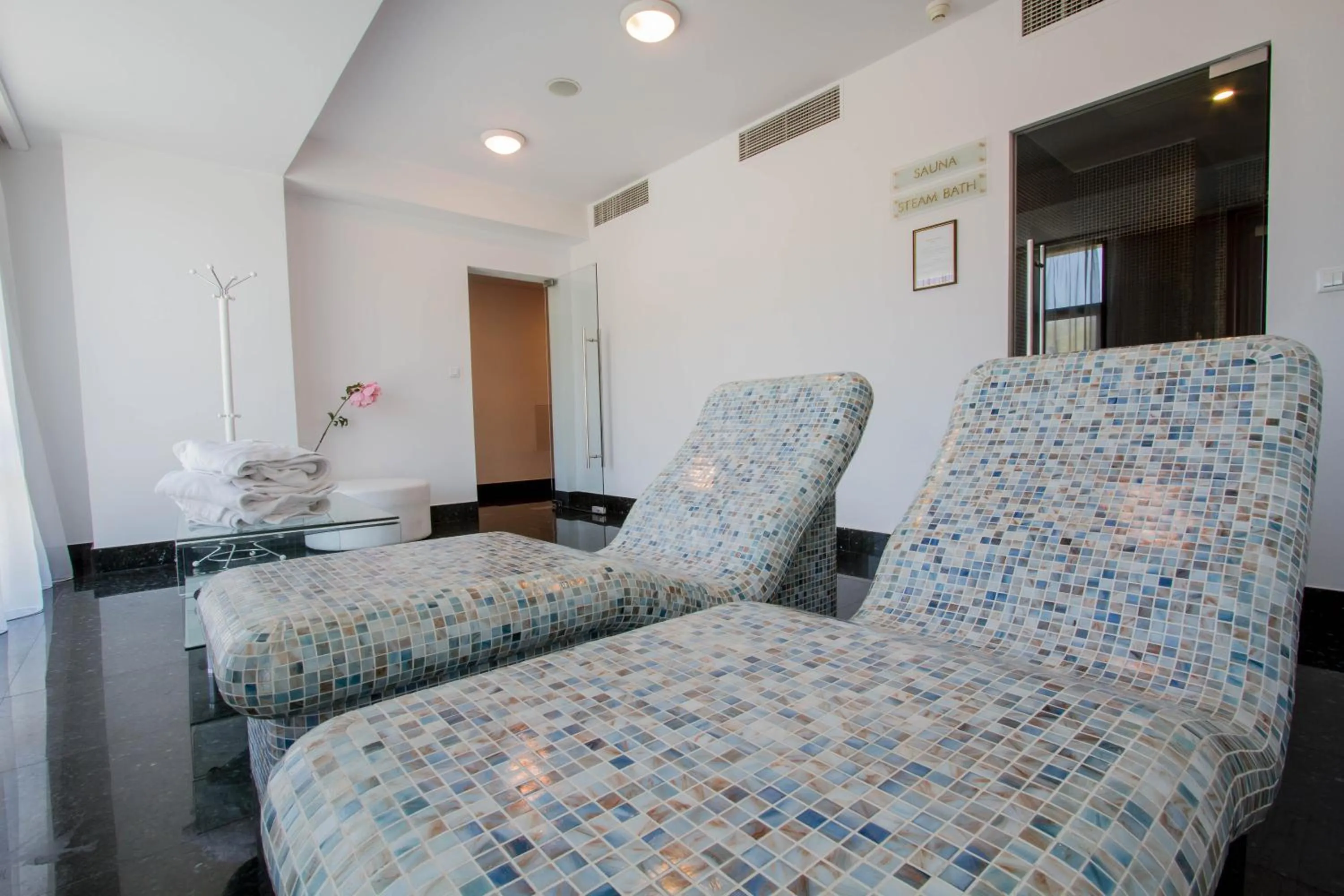 Fitness centre/facilities in Ramada by Wyndham Brasov