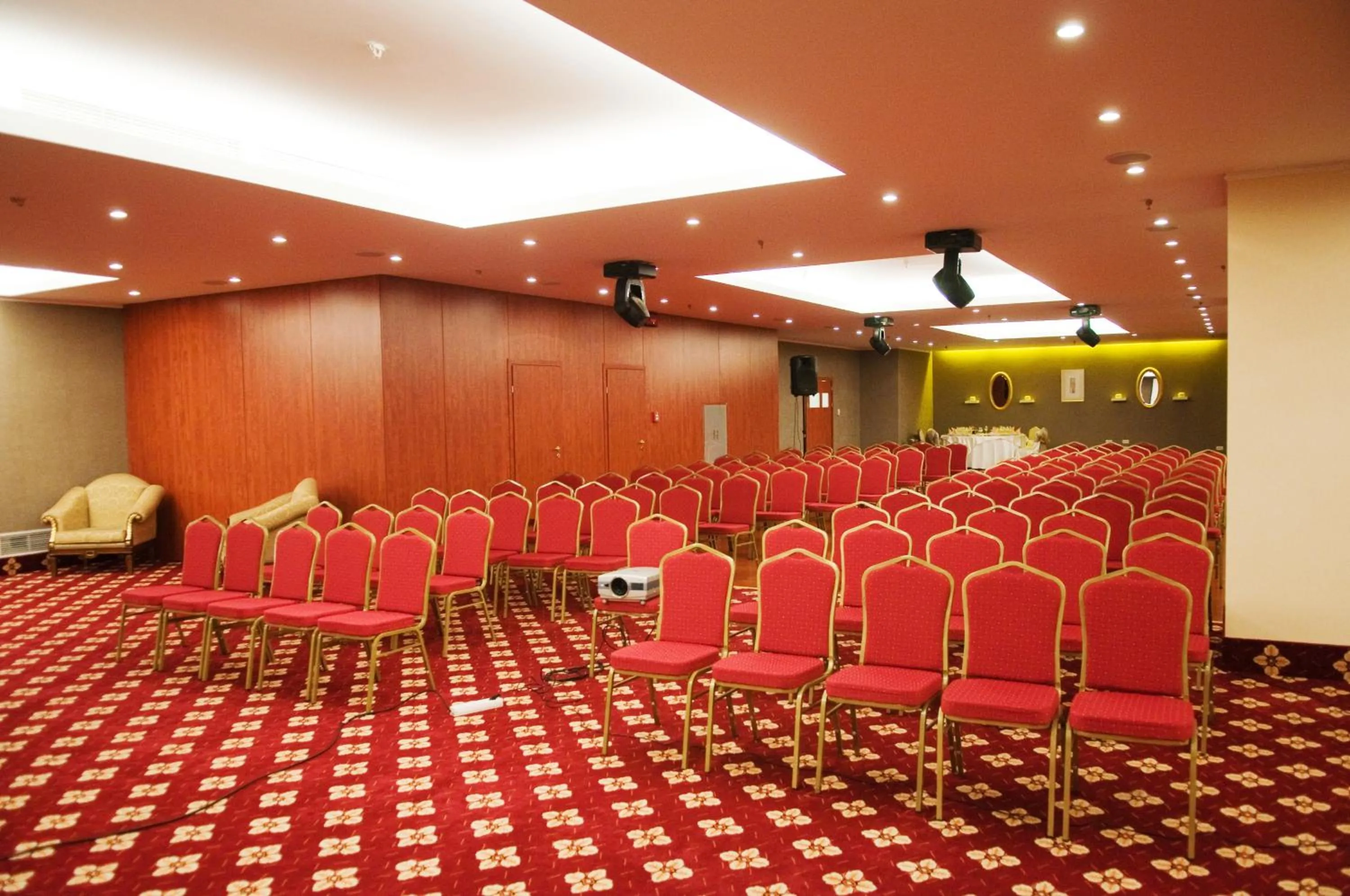 Business facilities in Ramada by Wyndham Brasov