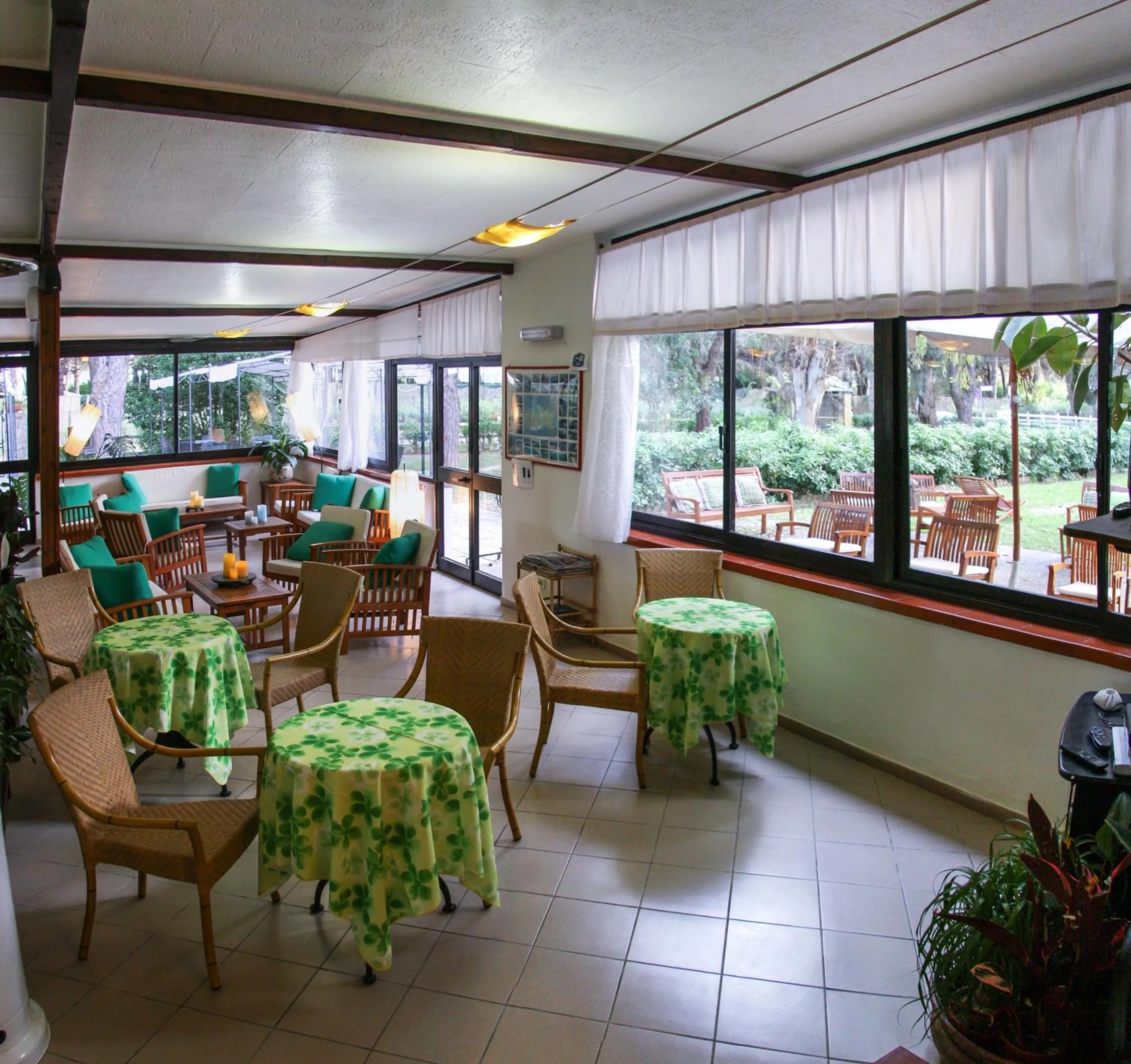 Communal lounge/ TV room in Hotel Giardino