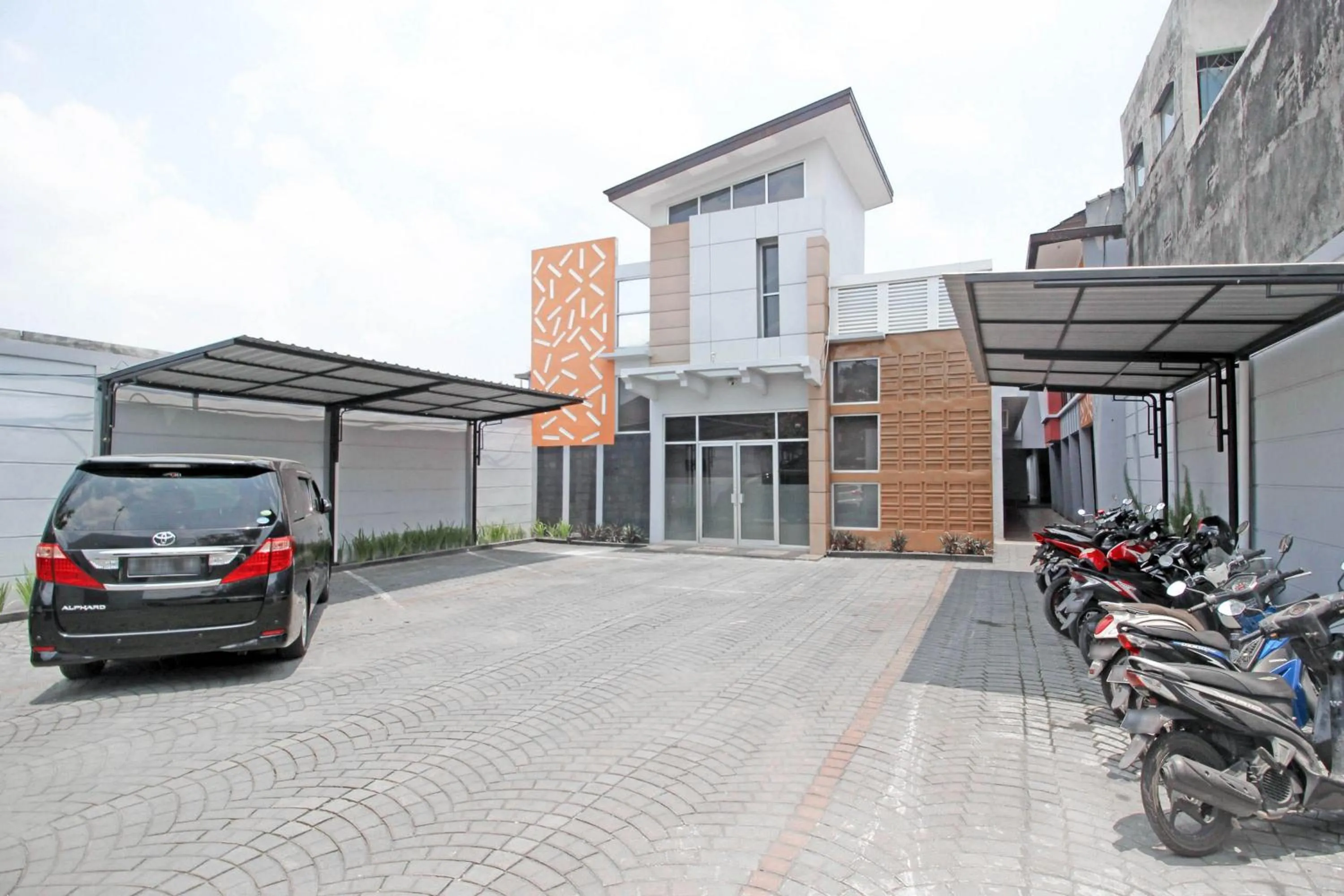 Parking in RedDoorz near Hartono Mall 3