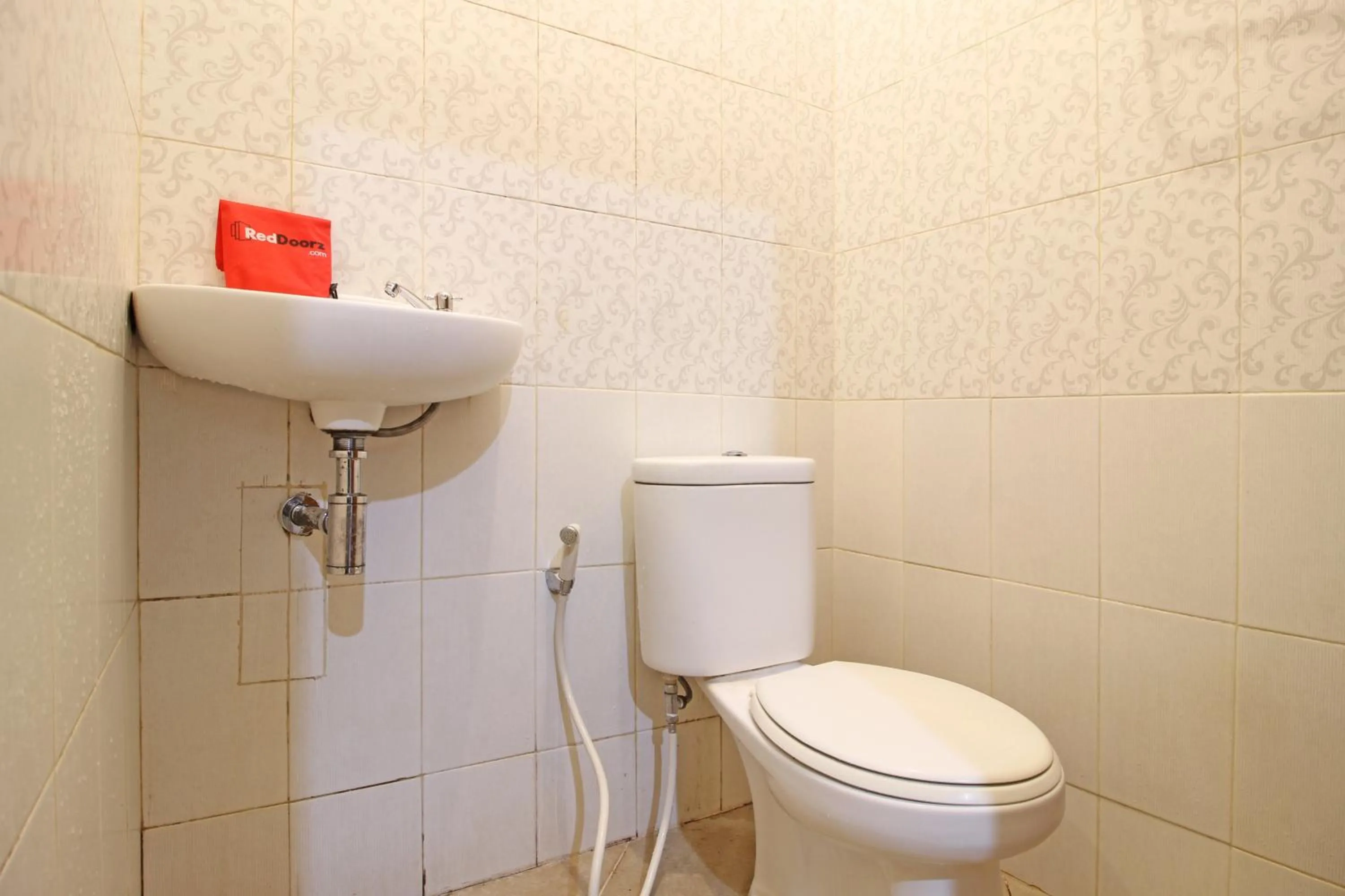 Bathroom in RedDoorz near Hartono Mall 3