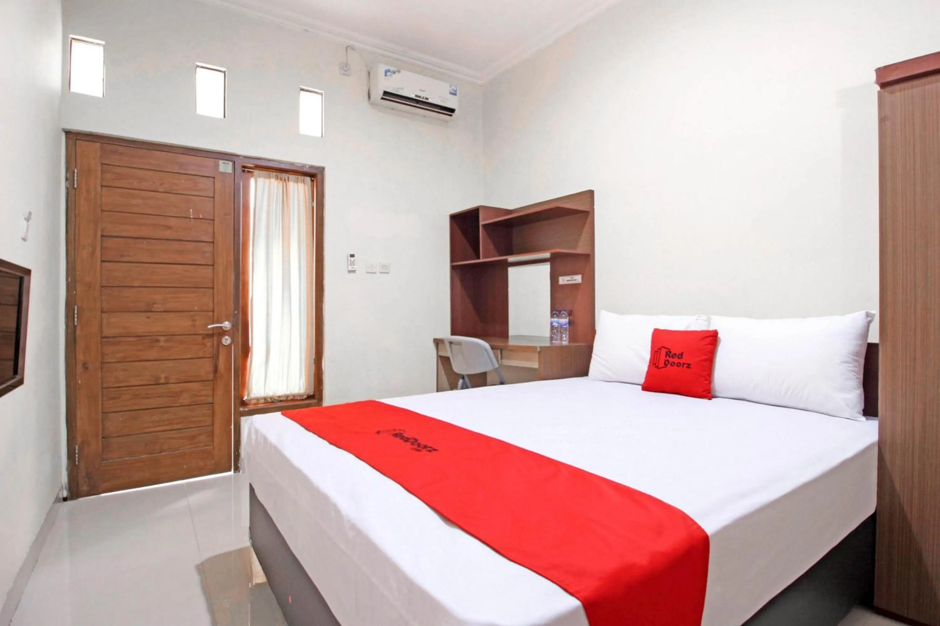 Bedroom, Bed in RedDoorz near Hartono Mall 3