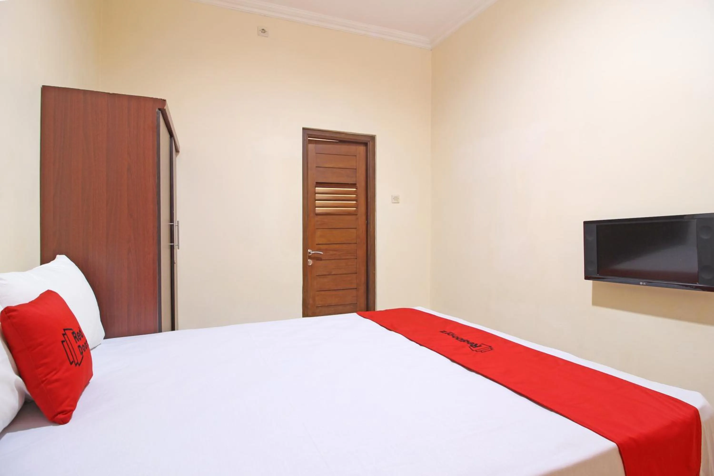 Bedroom, Bed in RedDoorz near Hartono Mall 3