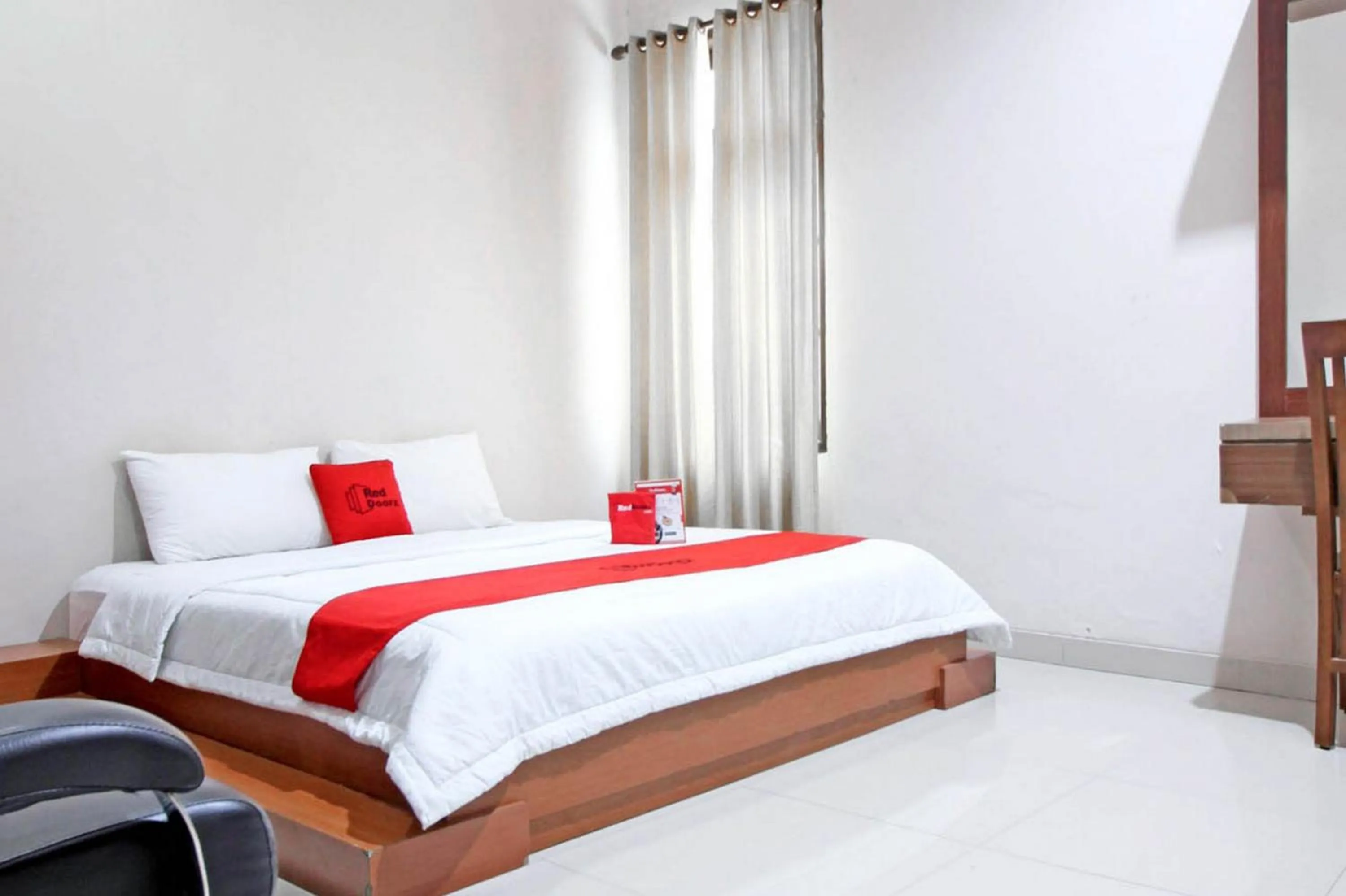 Bedroom, Bed in RedDoorz near Hartono Mall 3
