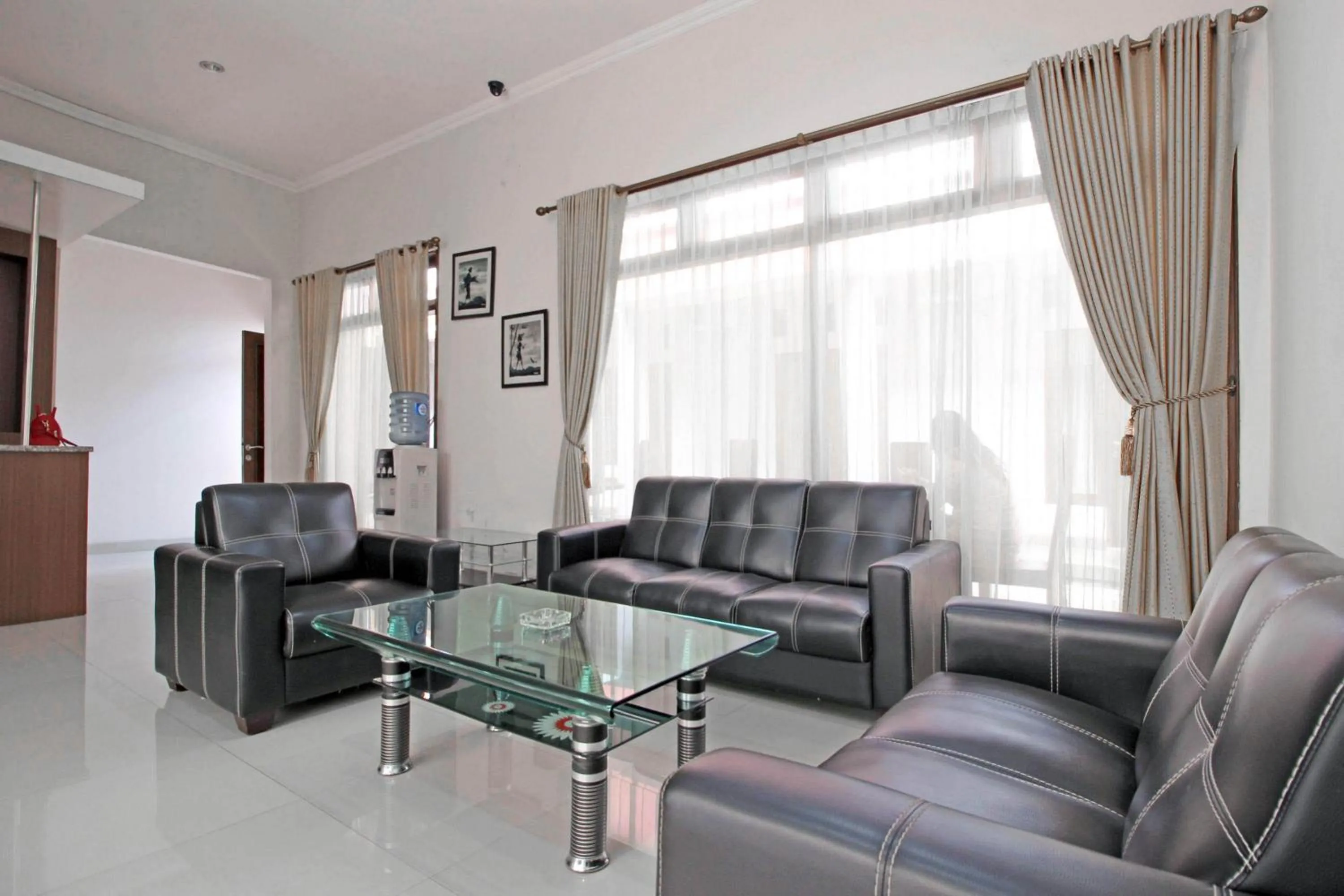 Seating area in RedDoorz near Hartono Mall 3