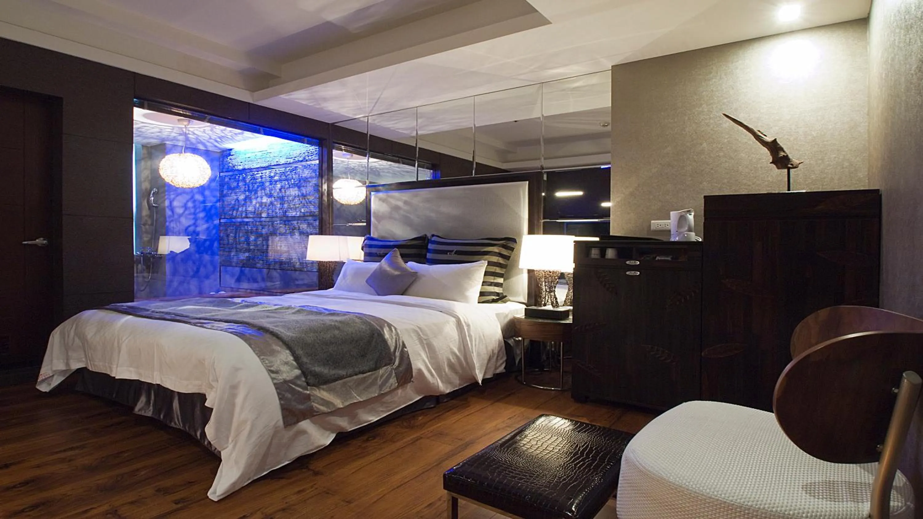 Bed in Golden Hot Spring Hotel