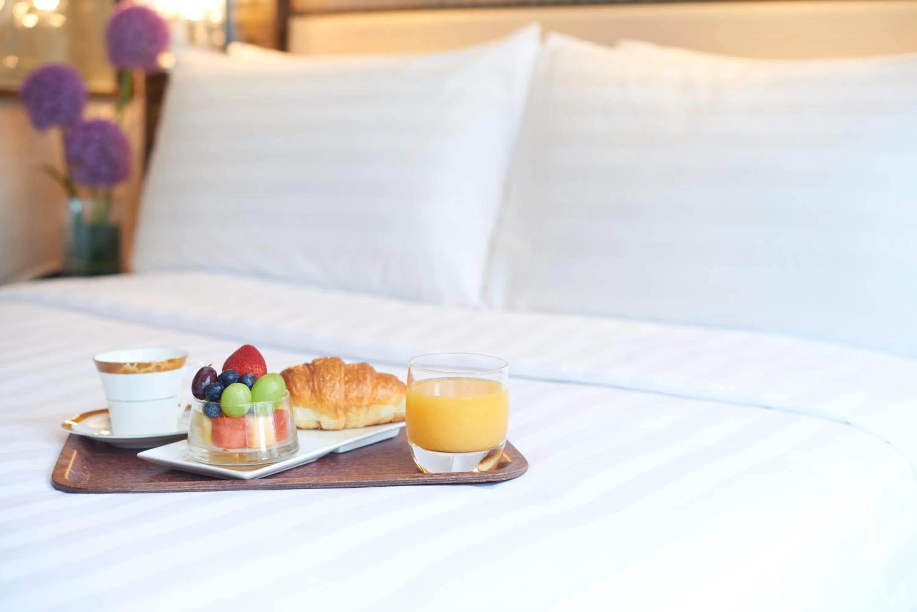 room service, Bed in Dorsett Kwun Tong, Hong Kong