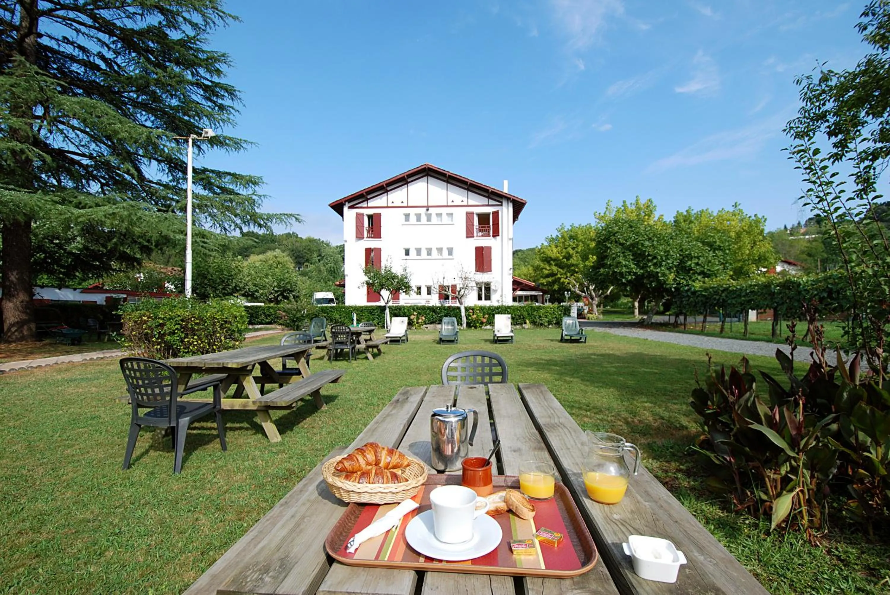 Property building in Hotel Pyrenées Atlantique