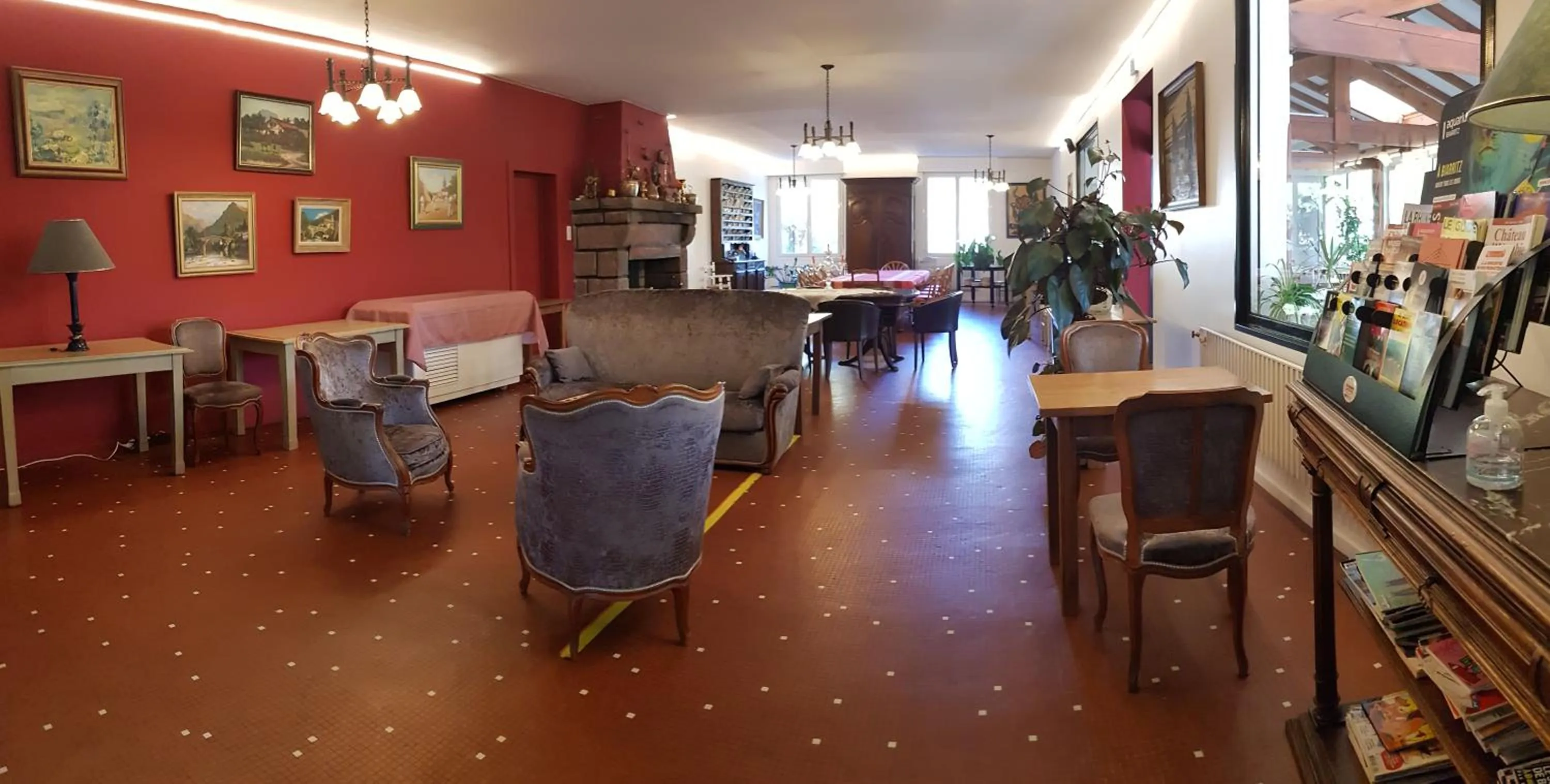 Communal lounge/ TV room in Hotel Pyrenées Atlantique