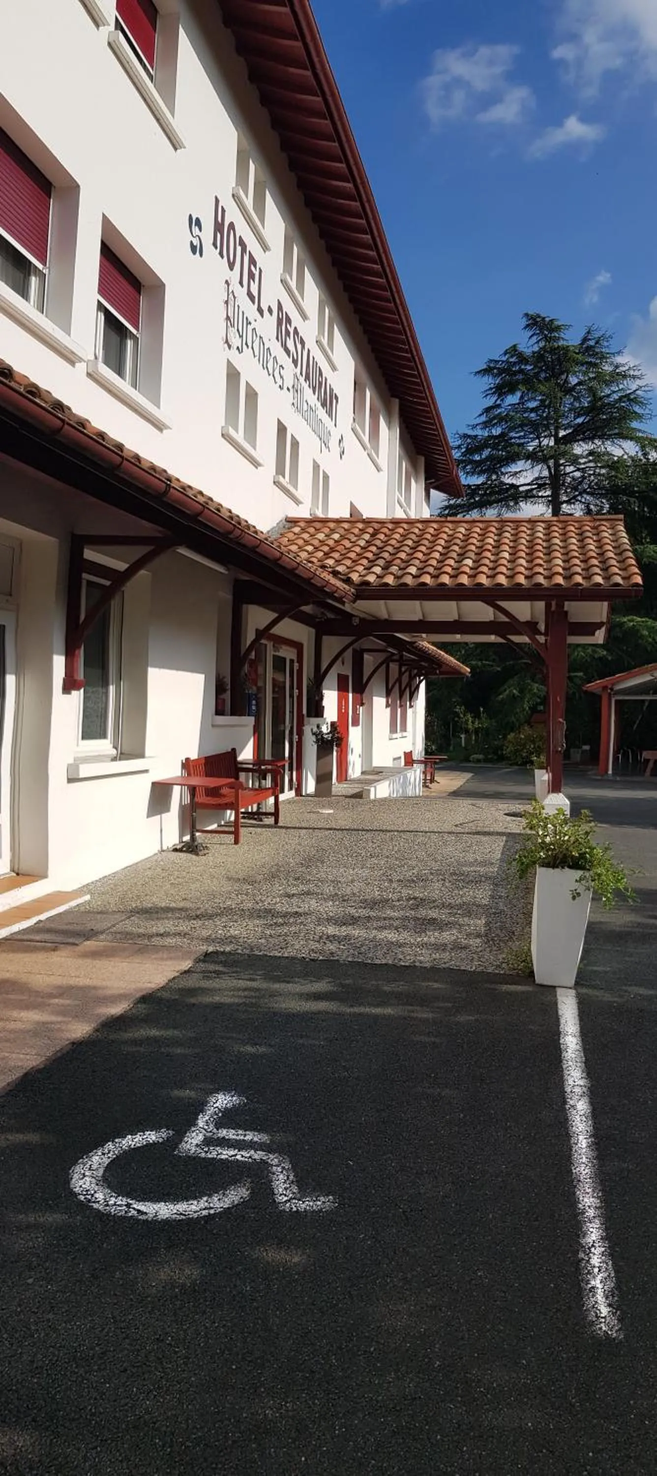 Facade/entrance in Hotel Pyrenées Atlantique