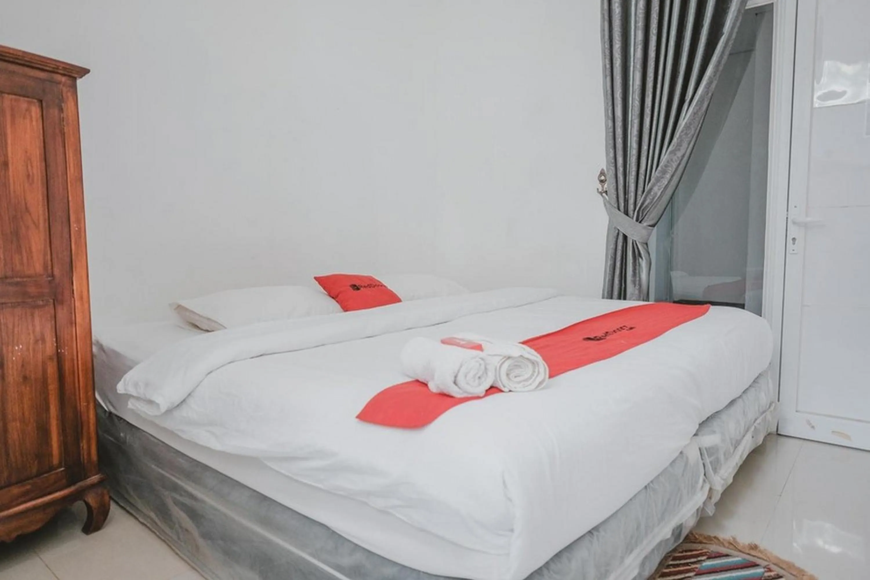 Bedroom, Bed in RedDoorz Syariah At Lampung Walk