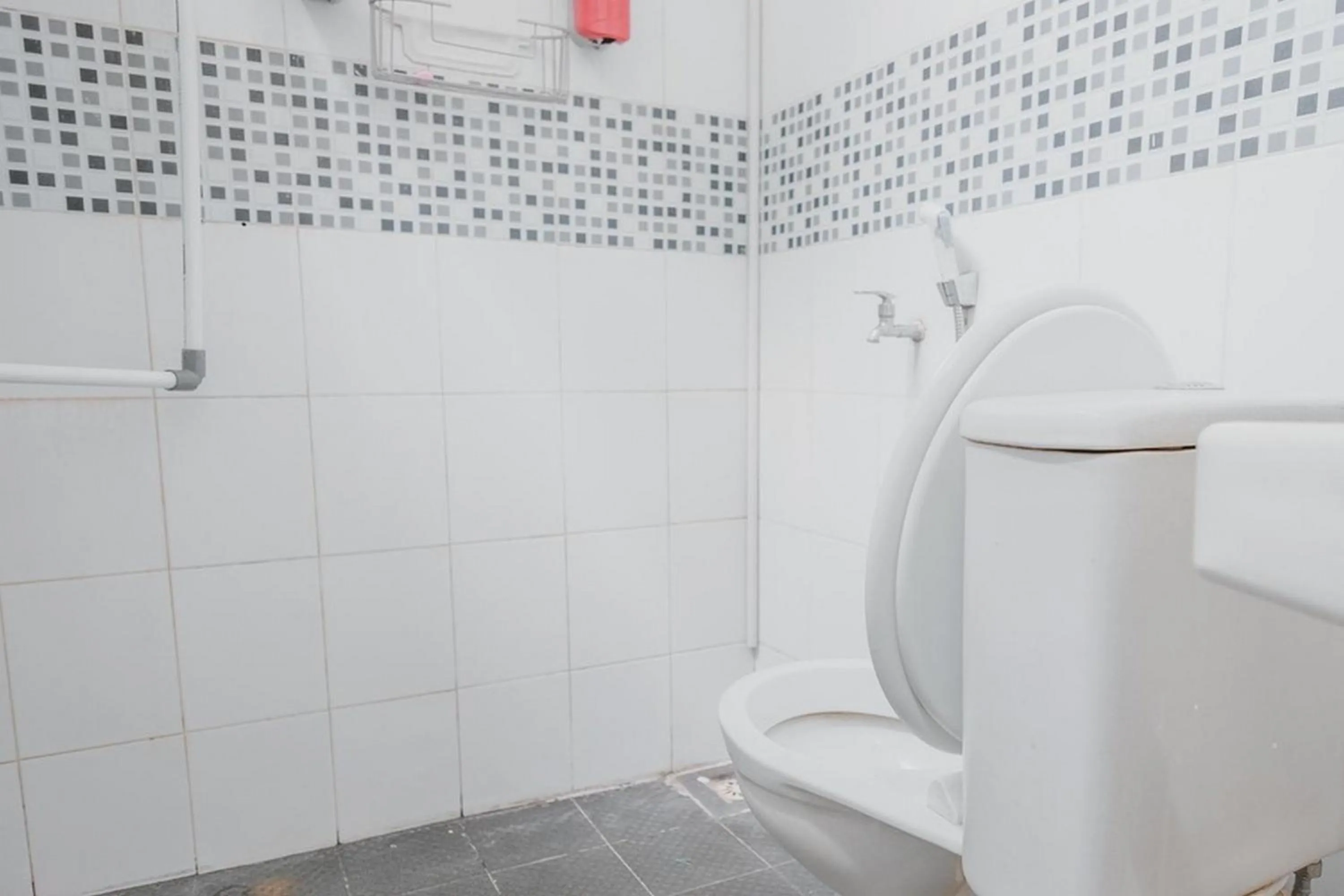 Bathroom in RedDoorz Syariah At Lampung Walk