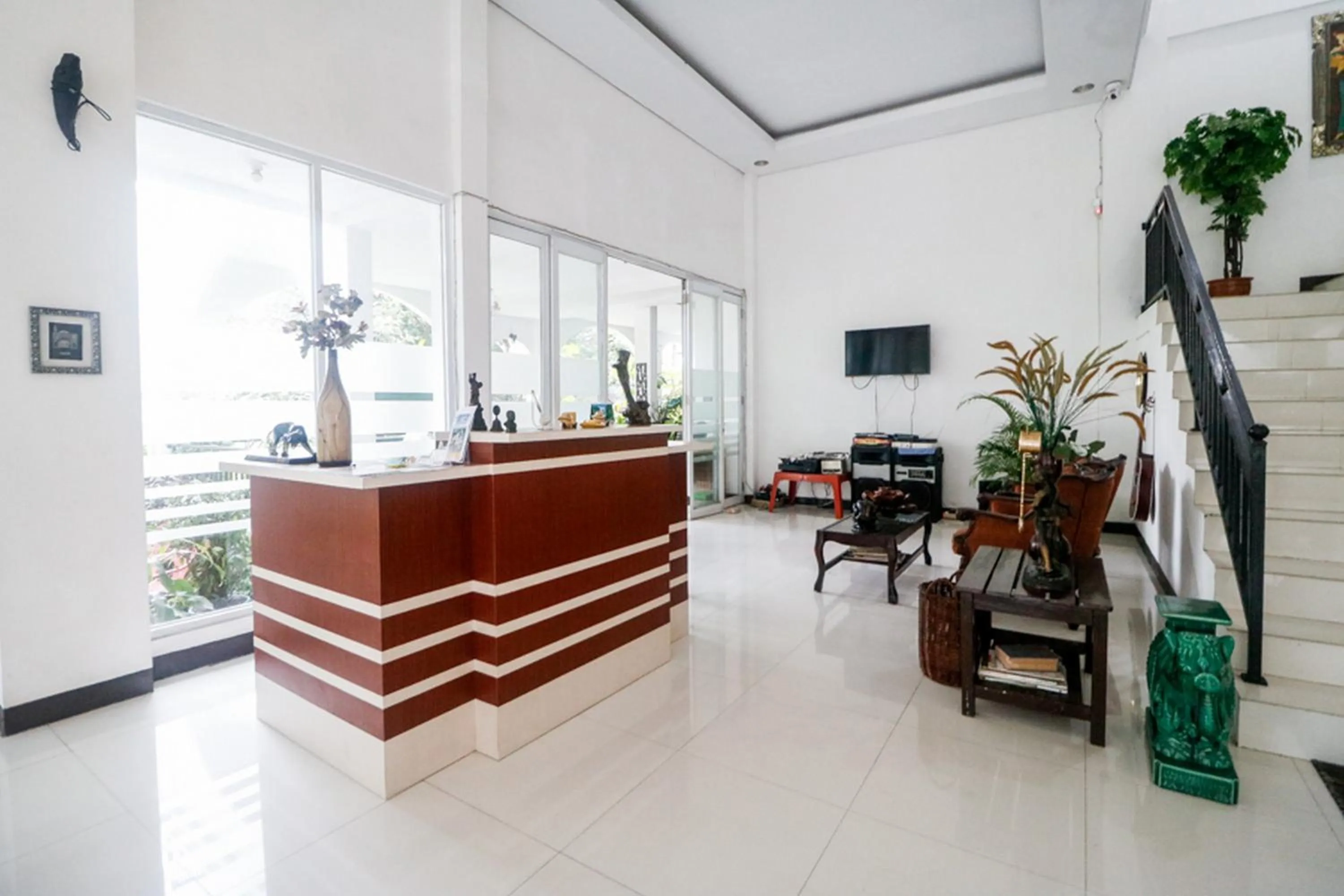 Lobby or reception in RedDoorz Syariah At Lampung Walk