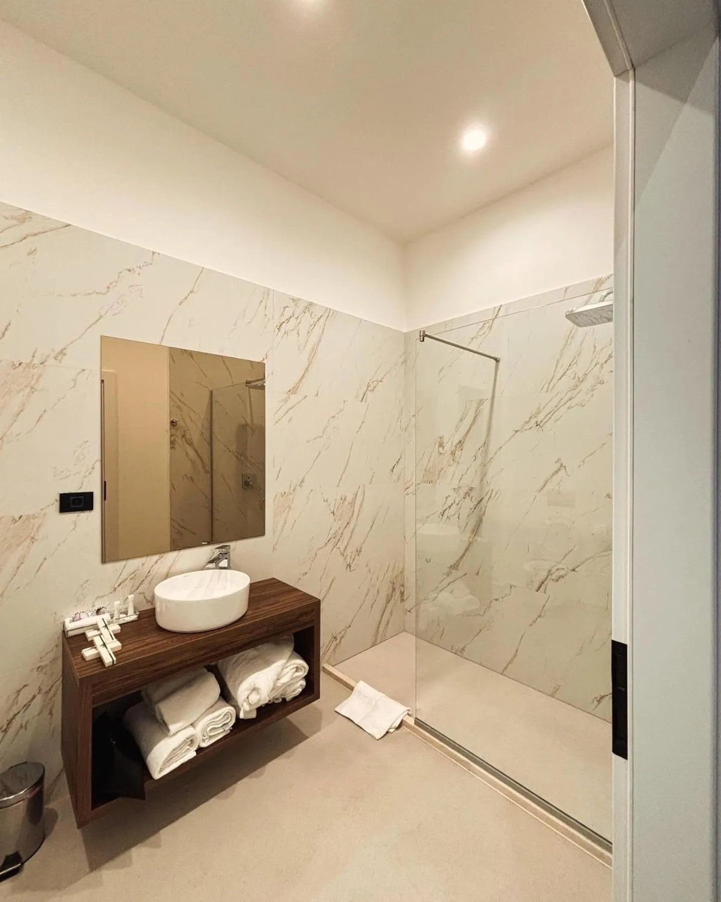 Shower in Hotel Clipa