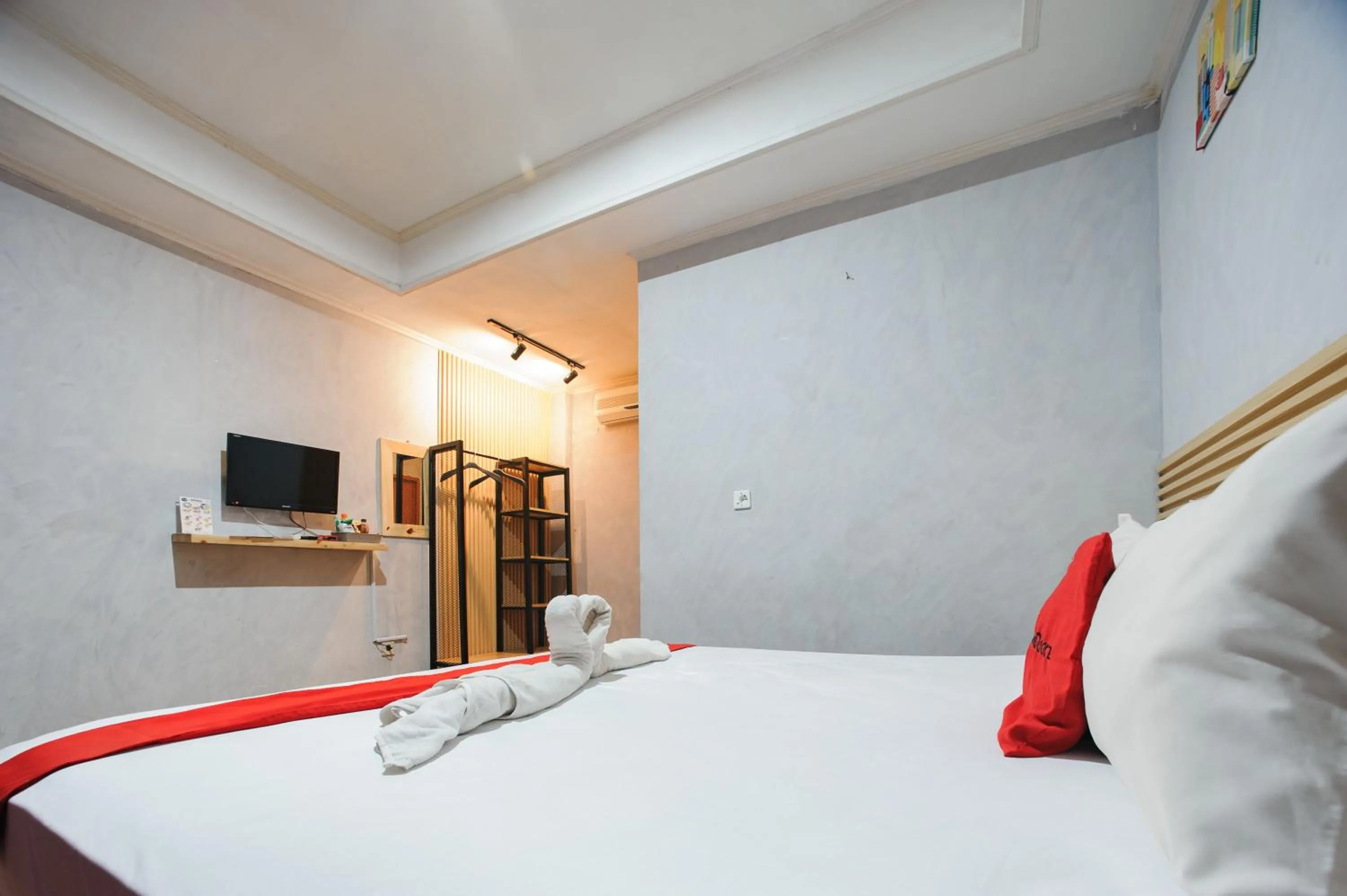 Bedroom, Bed in RedDoorz Plus @ Jalan Raden Intan Lampung