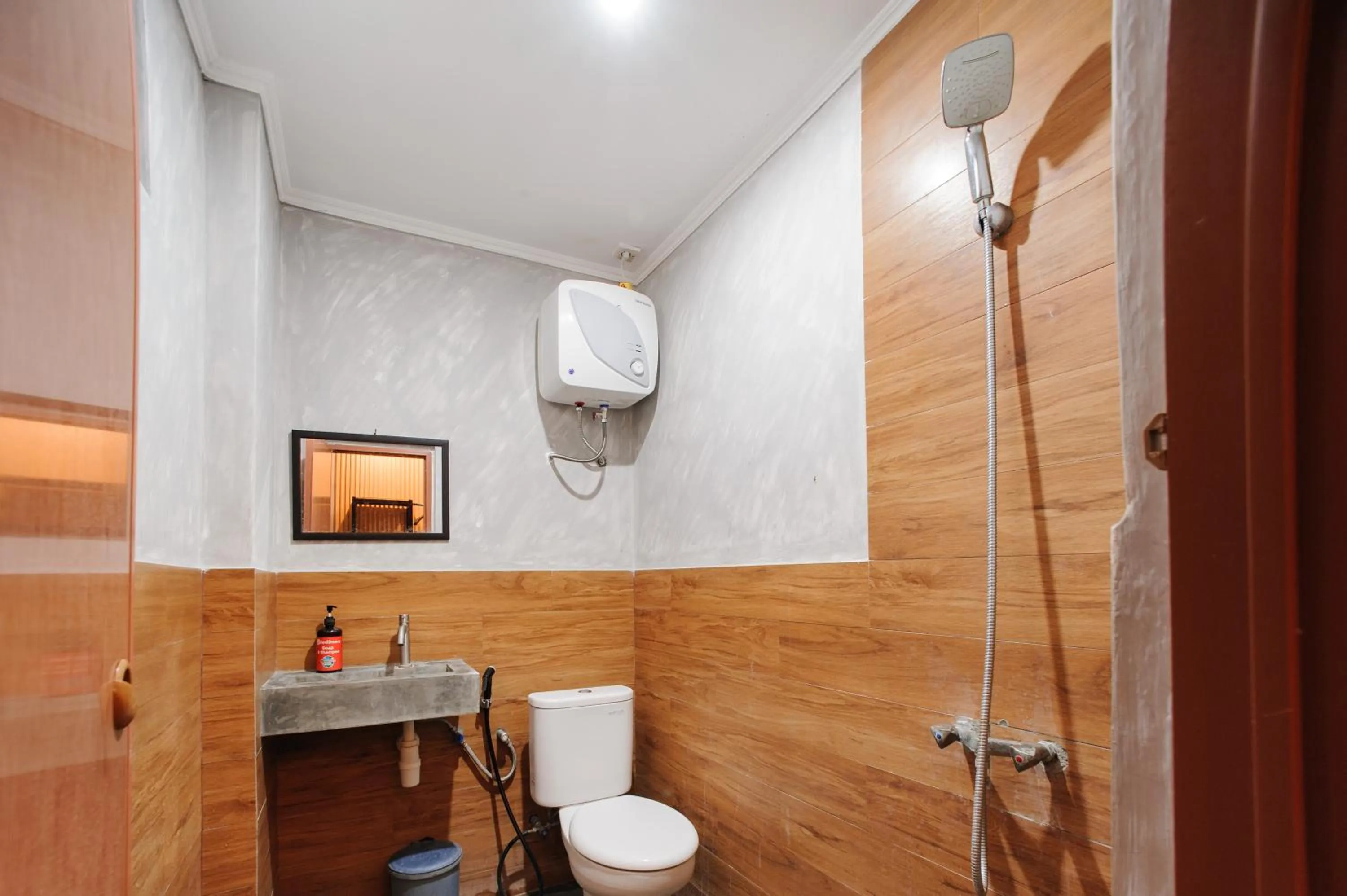 Bathroom in RedDoorz Plus @ Jalan Raden Intan Lampung