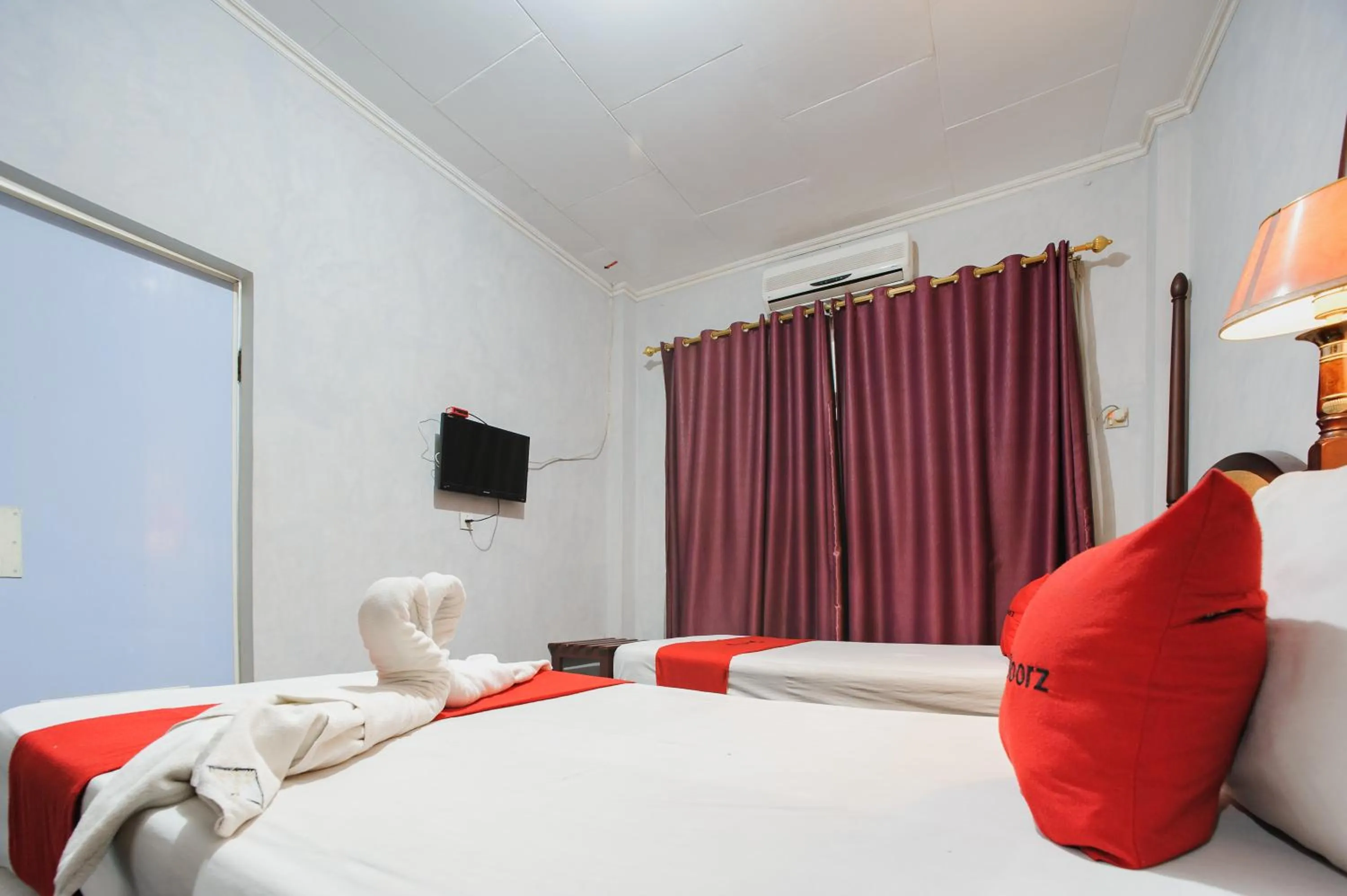 Bedroom, Bed in RedDoorz Plus @ Jalan Raden Intan Lampung