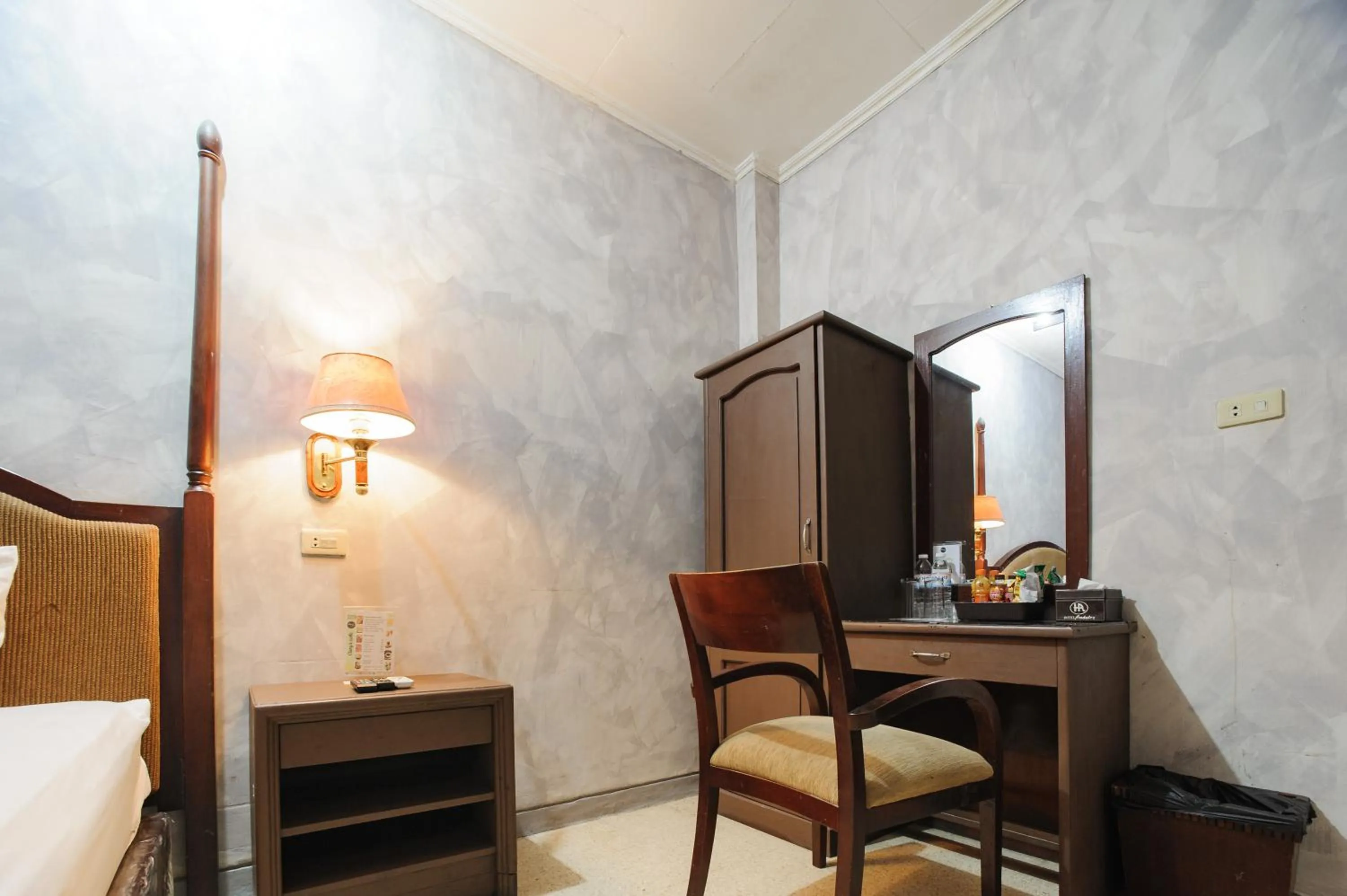 wardrobe in RedDoorz Plus @ Jalan Raden Intan Lampung