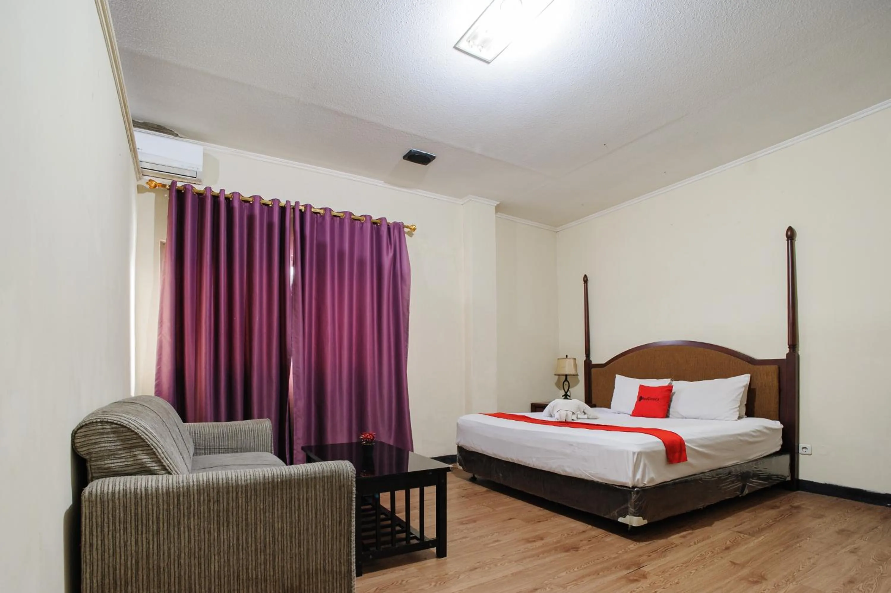 Bedroom, Bed in RedDoorz Plus @ Jalan Raden Intan Lampung