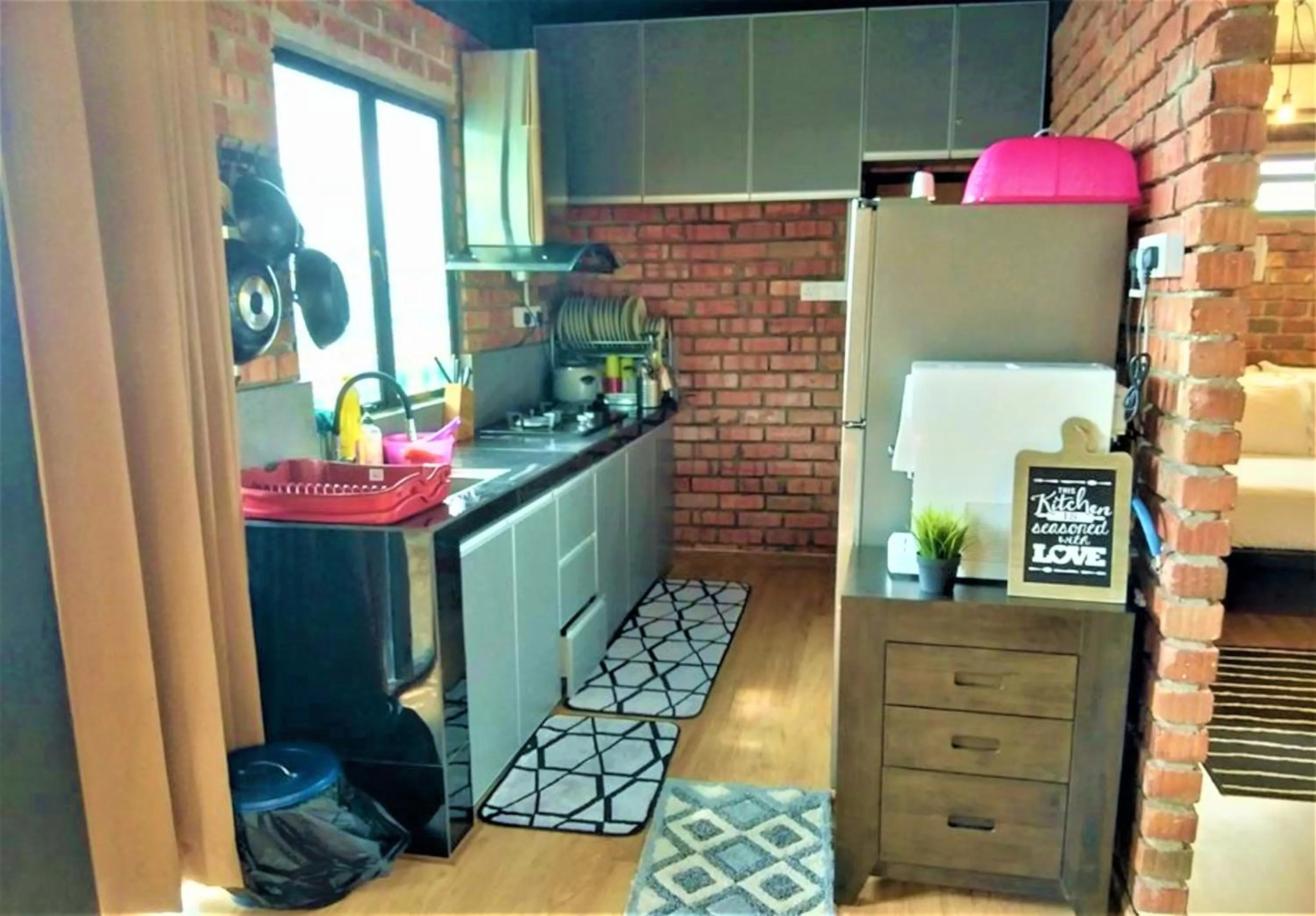 Kitchen or kitchenette in Petak Padin Cottage by The Pool, Kepala Batas Penang