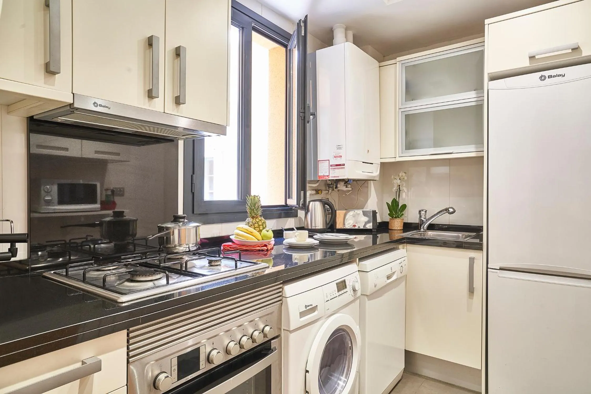 Kitchen or kitchenette in AinB Sagrada Familia Apartments