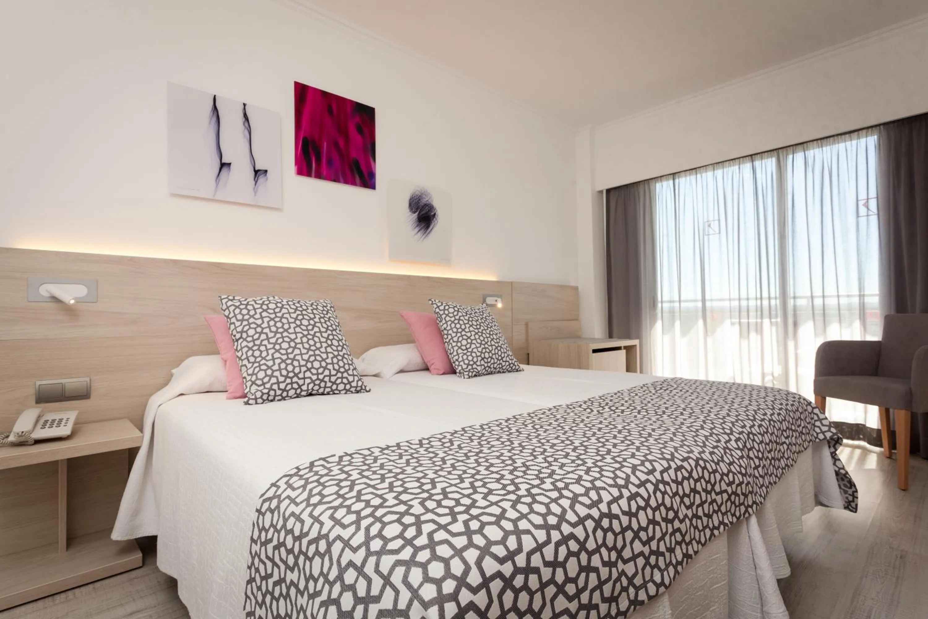 Photo of the whole room, Bed in Hotel Timor