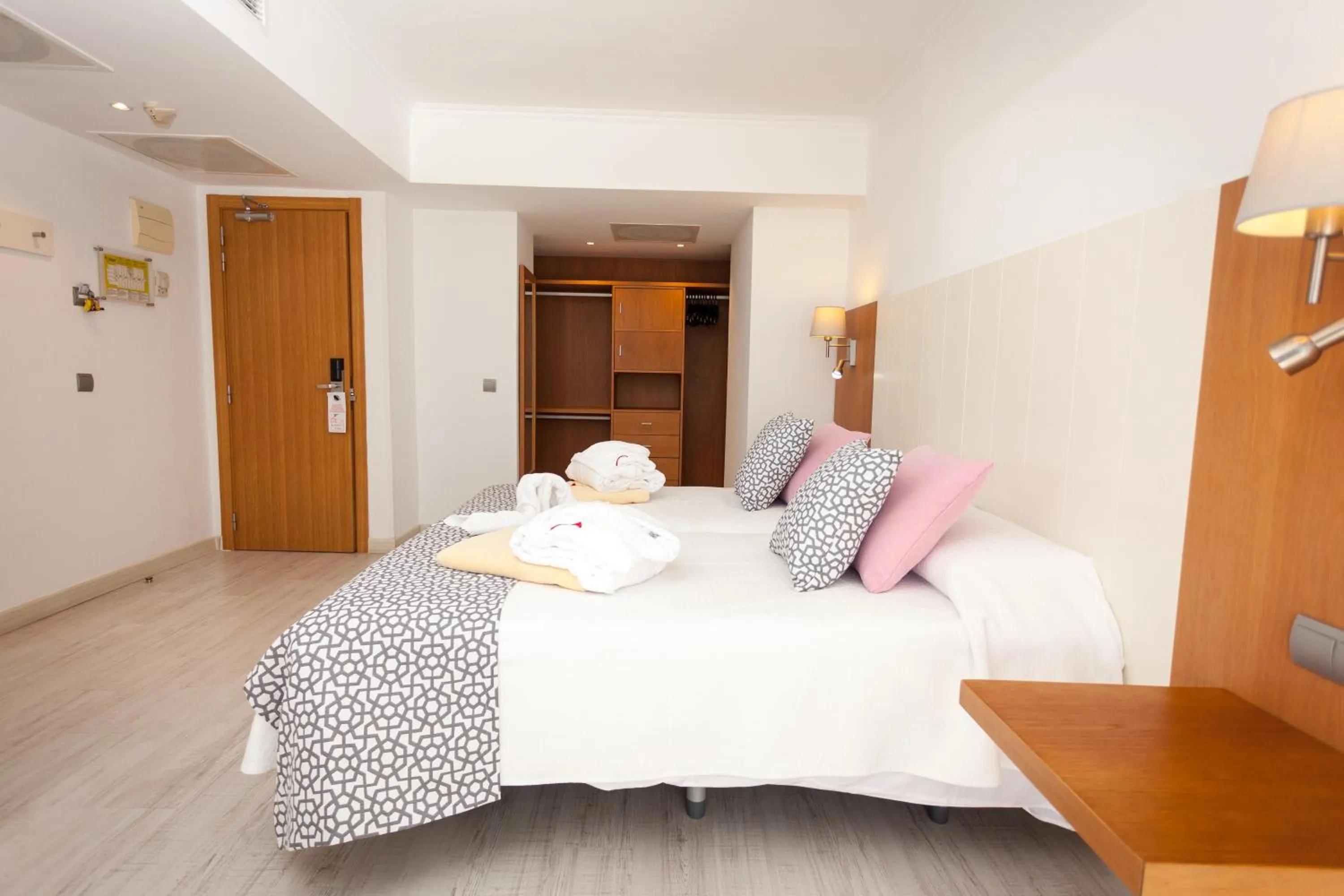 Photo of the whole room, Bed in Hotel Timor