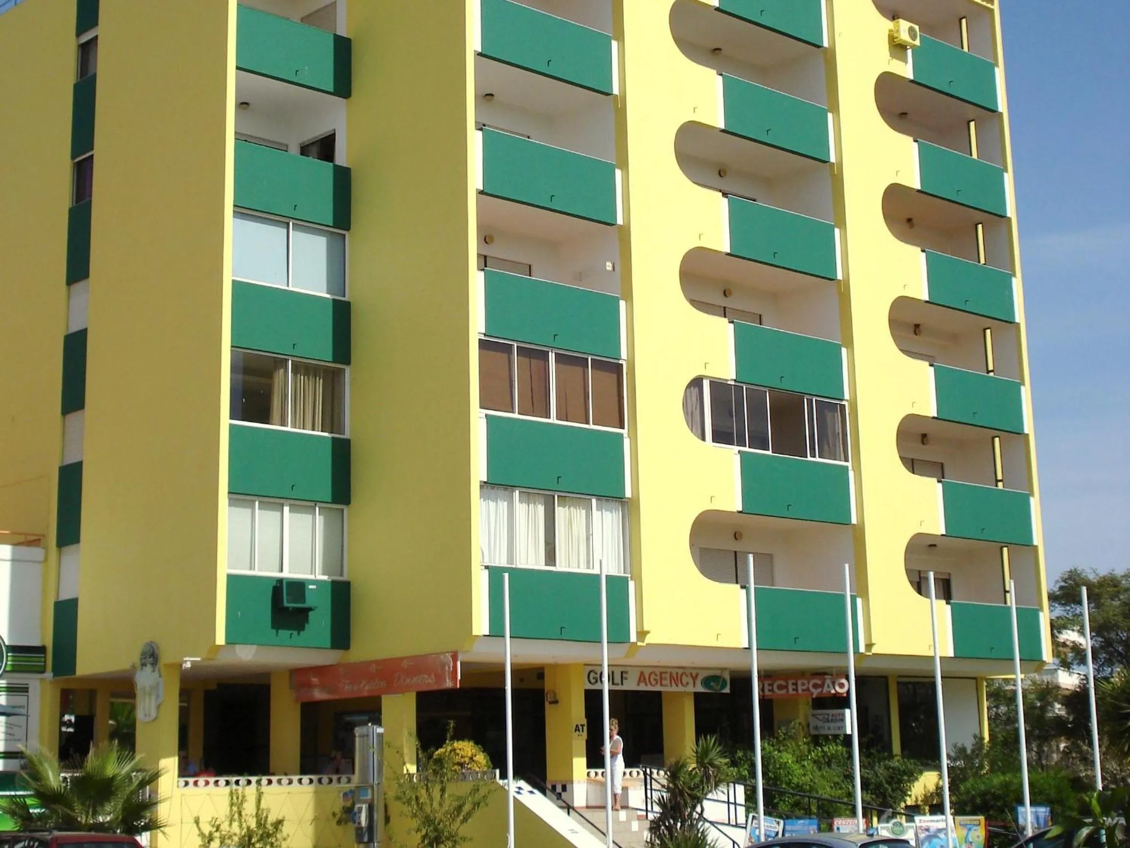 Facade/entrance in Parque das Amendoeiras